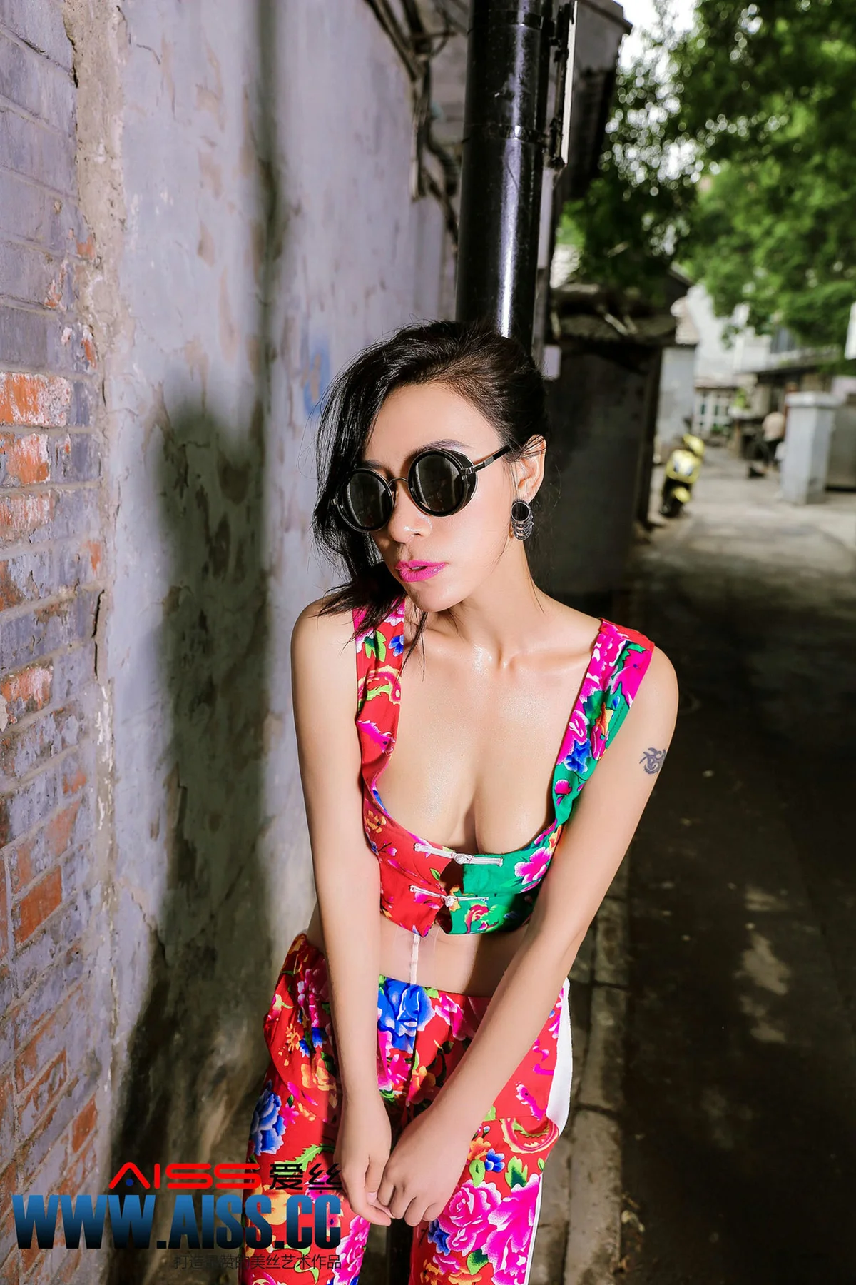 AISS爱丝 No.060 女神横行巷陌 引无数路人竞相侧目 - 5
