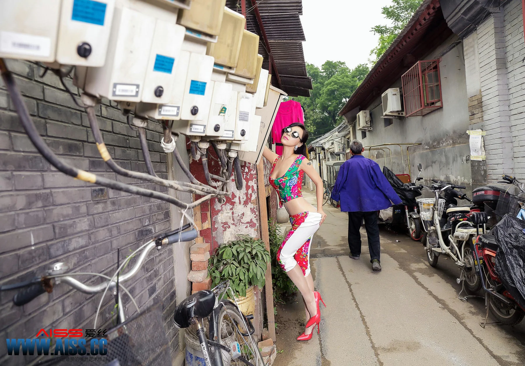 AISS爱丝 No.060 女神横行巷陌 引无数路人竞相侧目 - 9