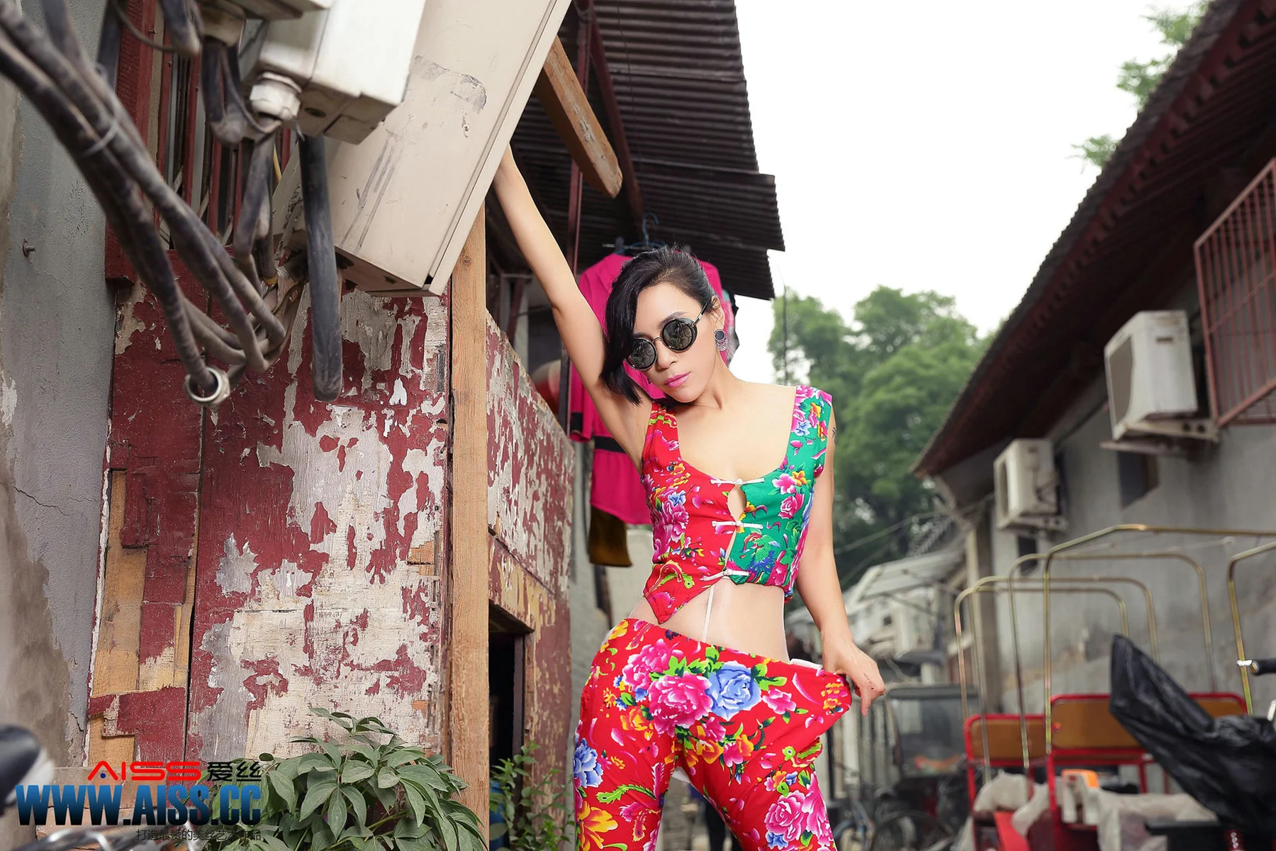 AISS爱丝 No.060 女神横行巷陌 引无数路人竞相侧目 - 10