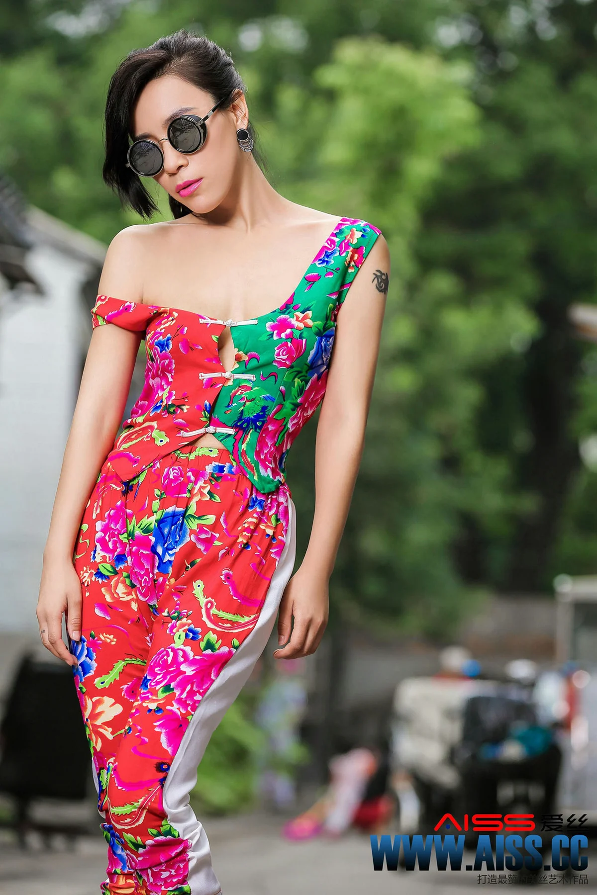 AISS爱丝 No.060 女神横行巷陌 引无数路人竞相侧目 - 2