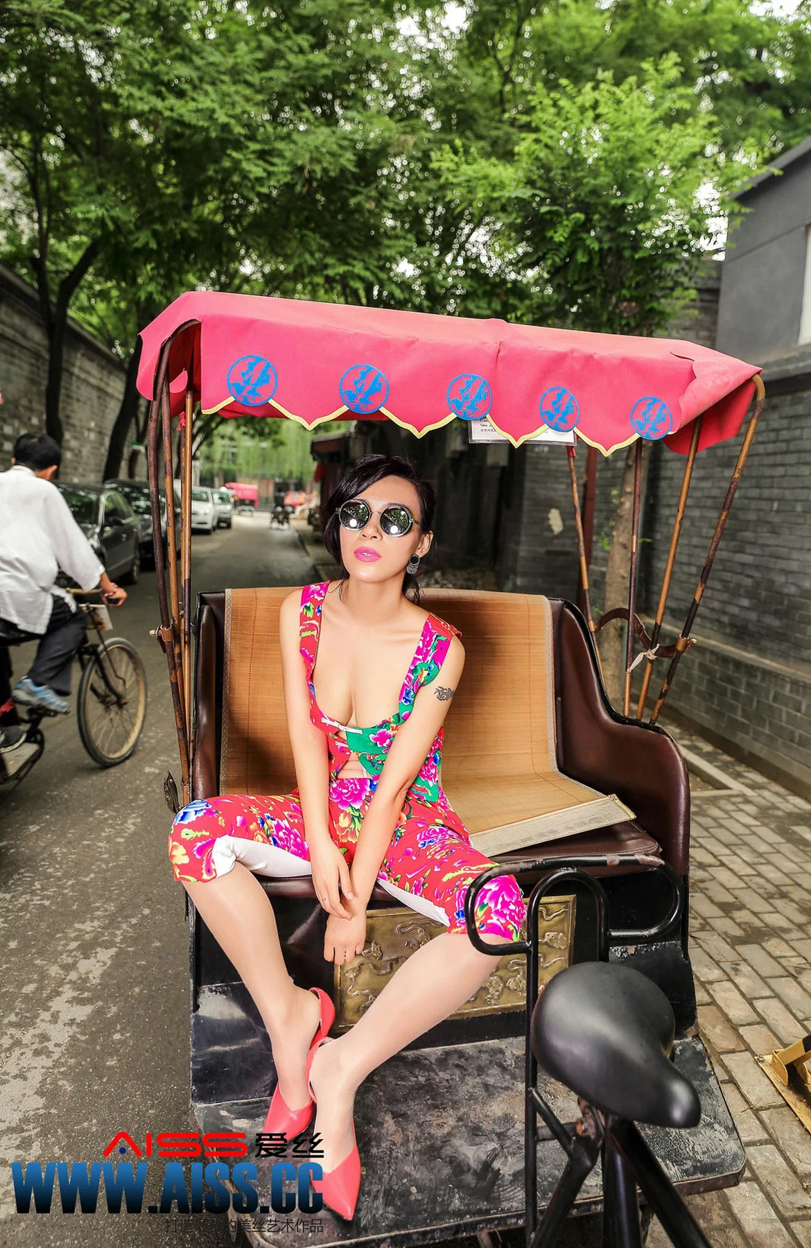 AISS爱丝 No.060 女神横行巷陌 引无数路人竞相侧目 - 7