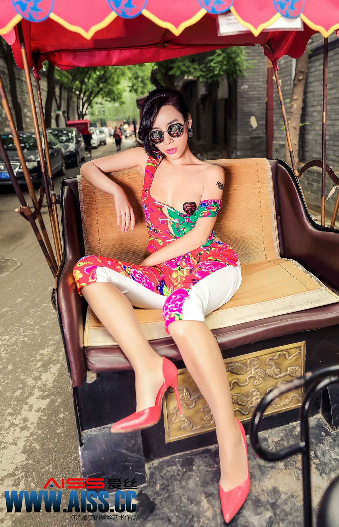 AISS爱丝 No.060 女神横行巷陌 引无数路人竞相侧目 - 8