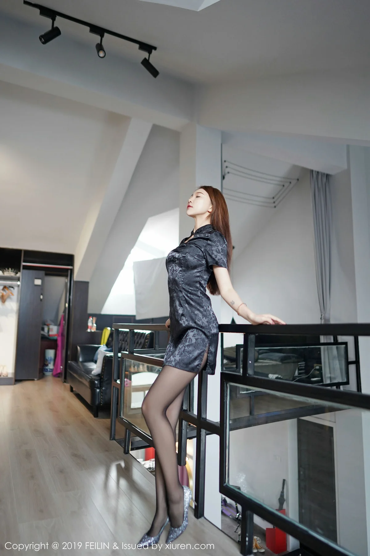 FeiLin 嗲囡囡 Vol.217 香甜玉背 冯木木LRIS丝袜美腿写真 - 1