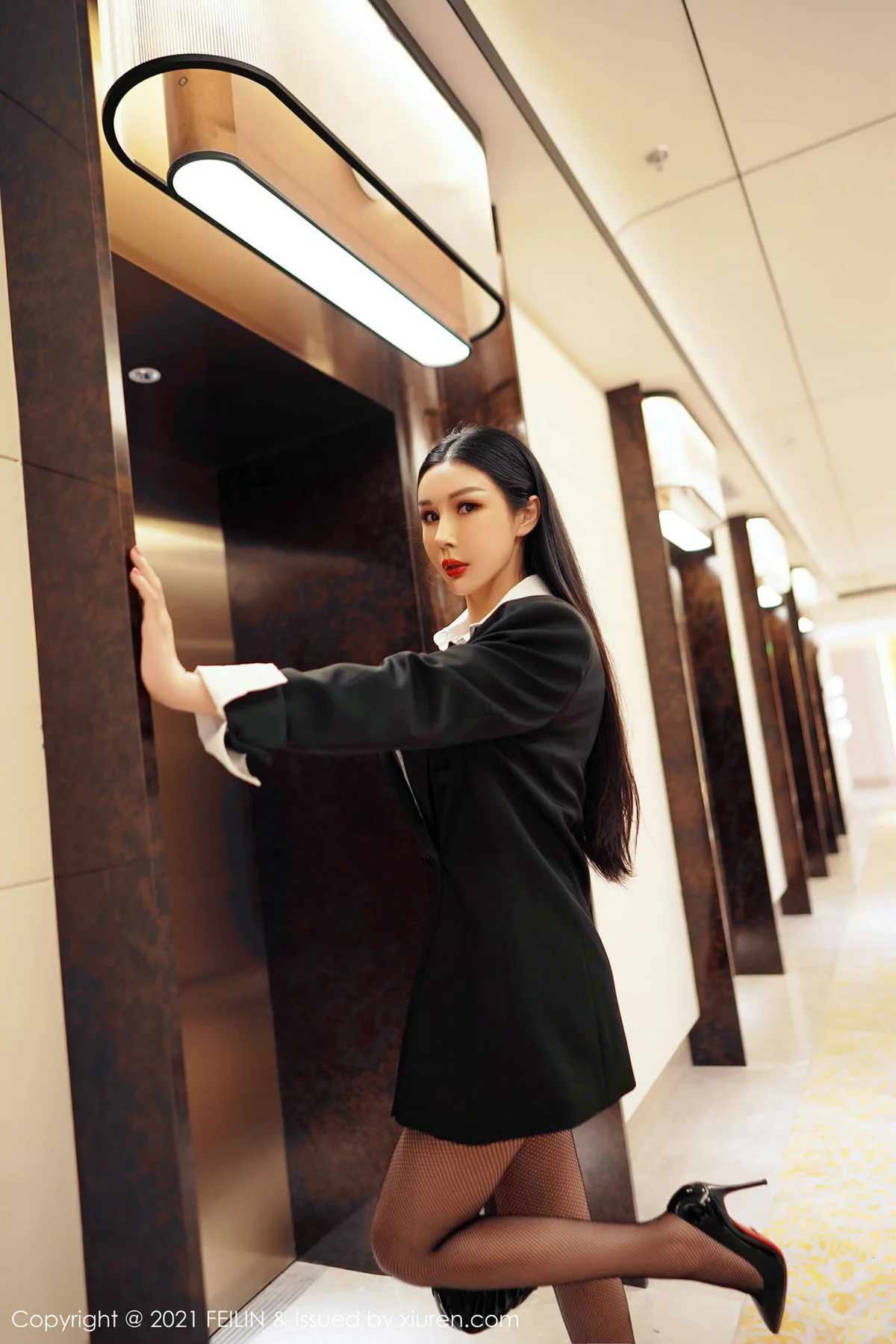 FeiLin 嗲囡囡 Vol.402 职业装黑丝 田冰冰 性感写真 - 4