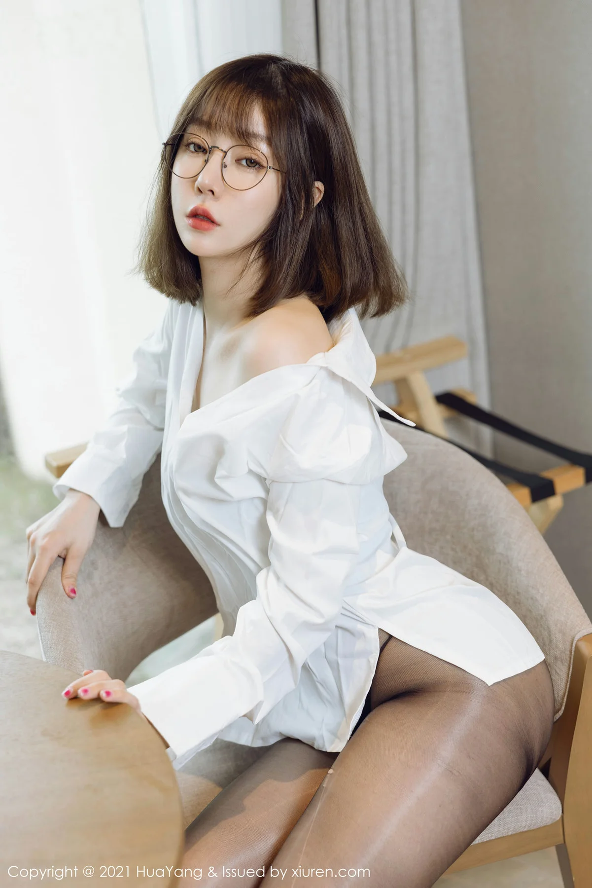 HuaYang 花漾show Vol.460 纯欲风格眼镜OL 王雨纯 成都旅拍 - 9