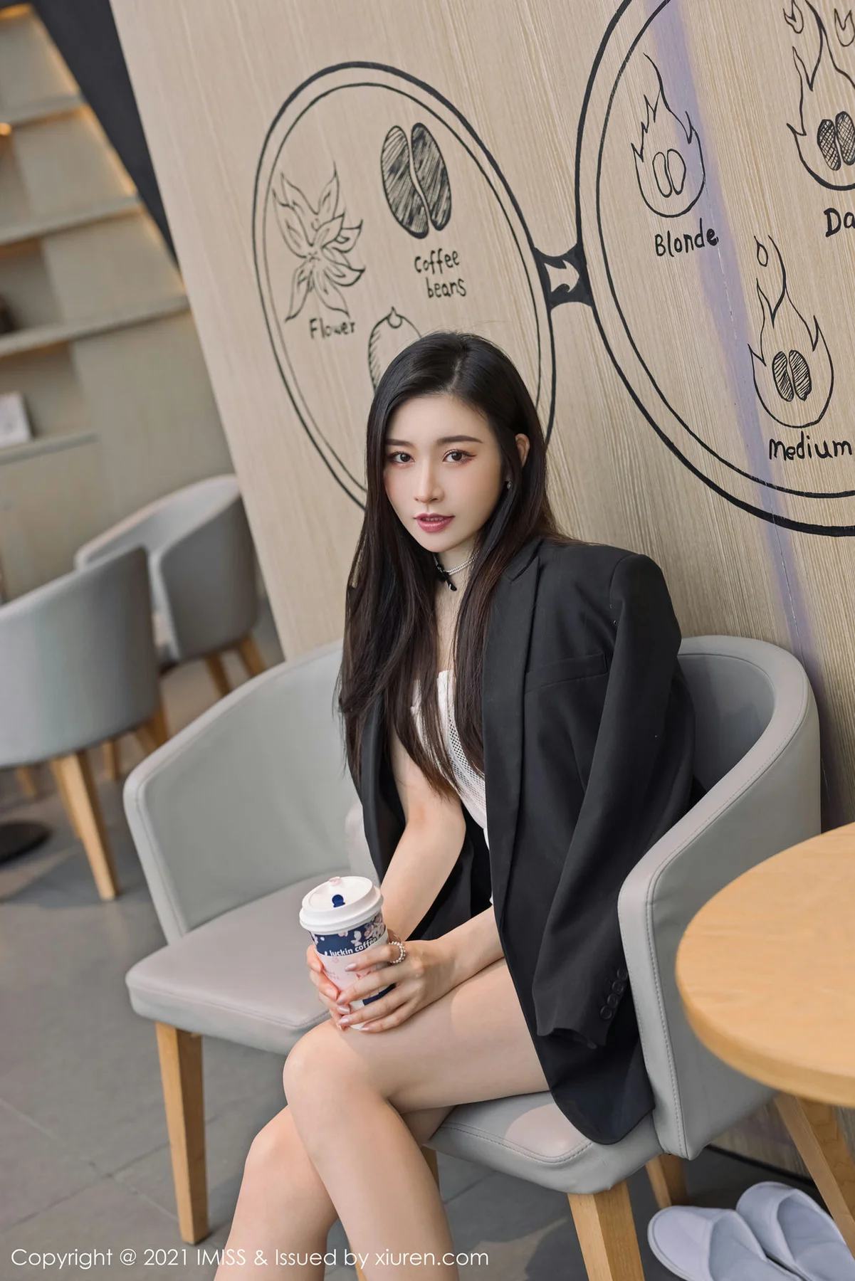 IMiss 爱蜜社 Vol.569 气质美女 Vanessa 时尚动人的街拍 - 1