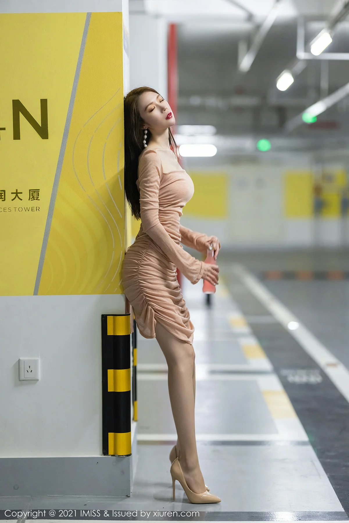 IMiss 爱蜜社 Vol.596 停车场买醉美女 梦心月 性感写真写真 - 1