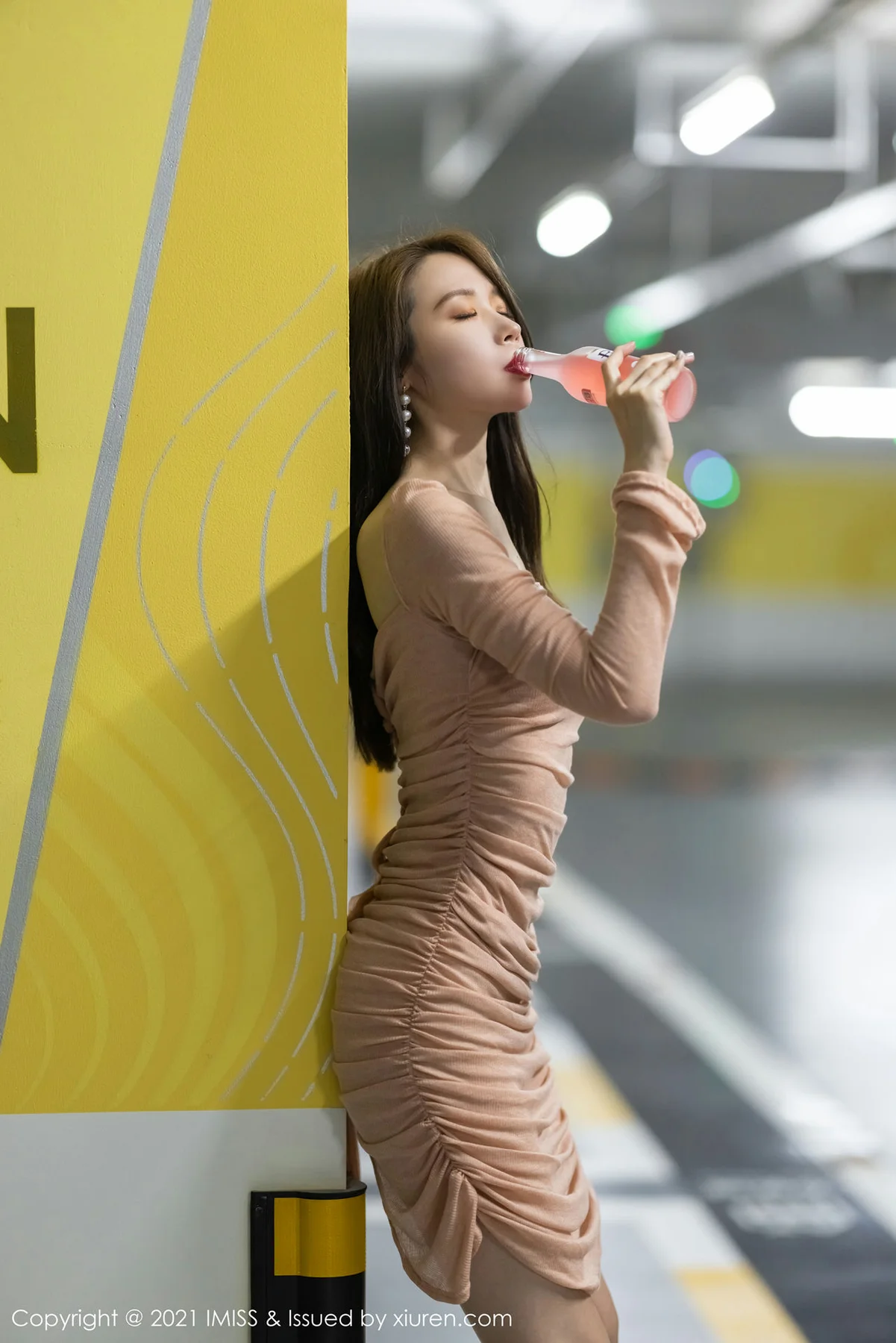 IMiss 爱蜜社 Vol.596 停车场买醉美女 梦心月 性感写真写真 - 2