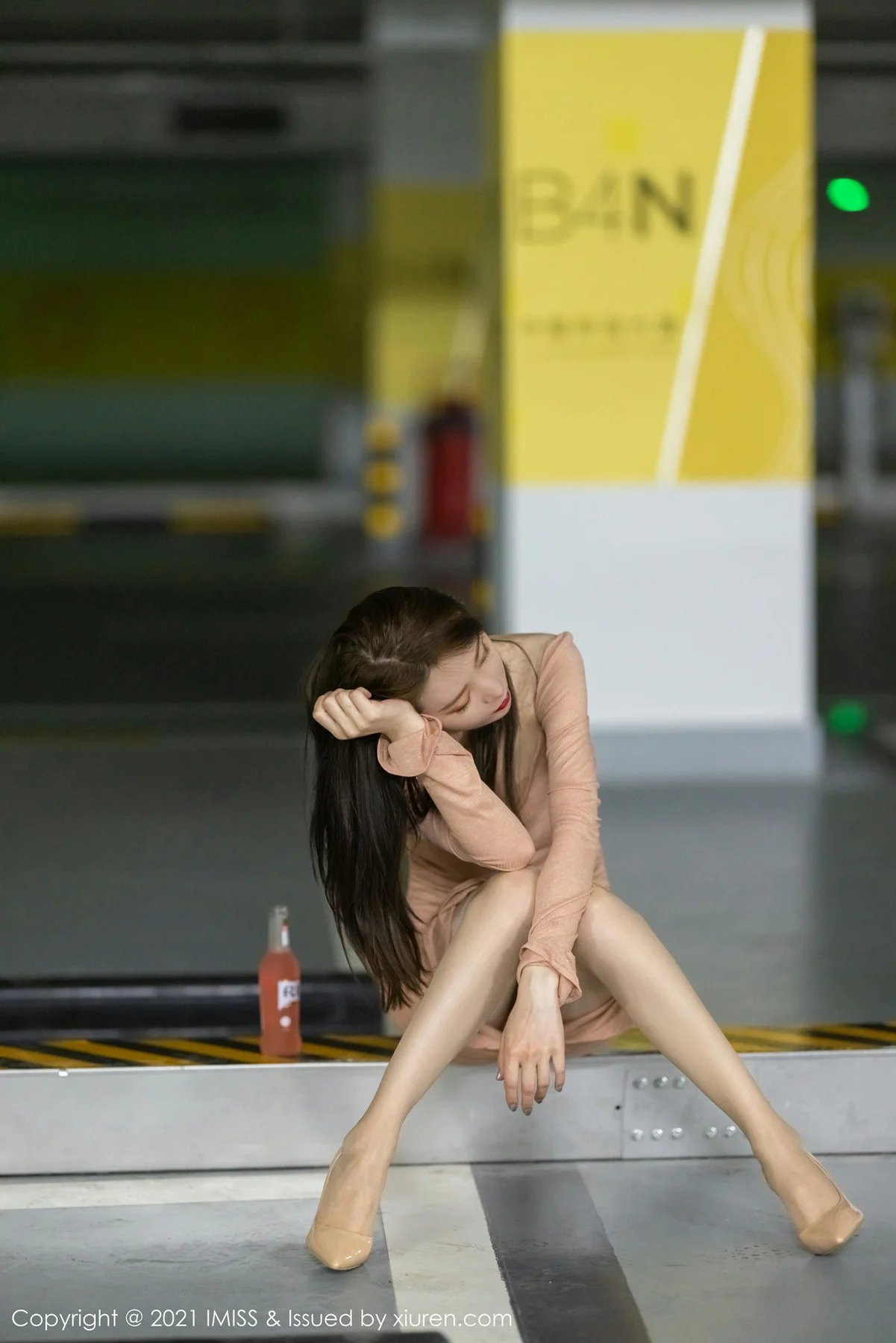 IMiss 爱蜜社 Vol.596 停车场买醉美女 梦心月 性感写真写真 - 5