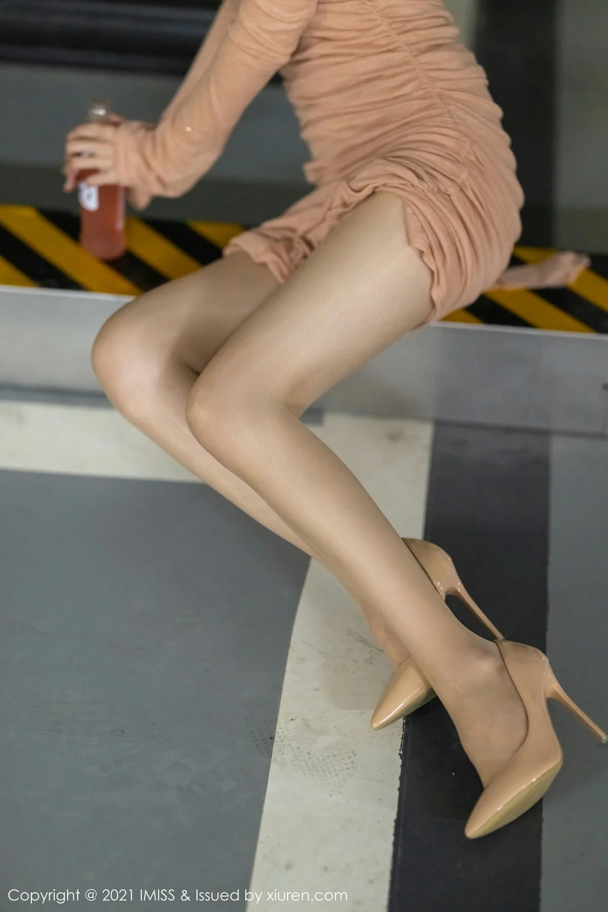 IMiss 爱蜜社 Vol.596 停车场买醉美女 梦心月 性感写真写真 - 9