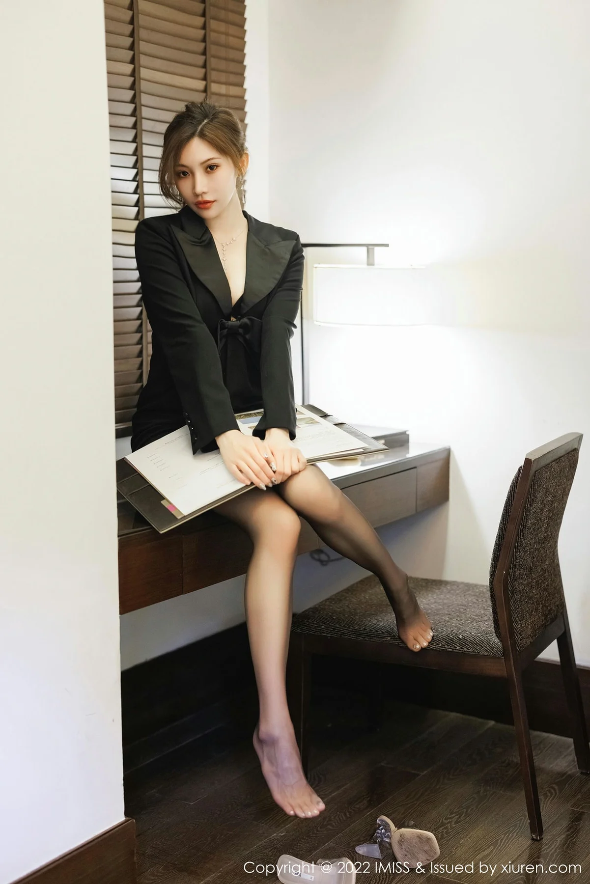 IMiss 爱蜜社 Vol.695 小狐狸Kathryn 黑色职业装性感写真 - 4