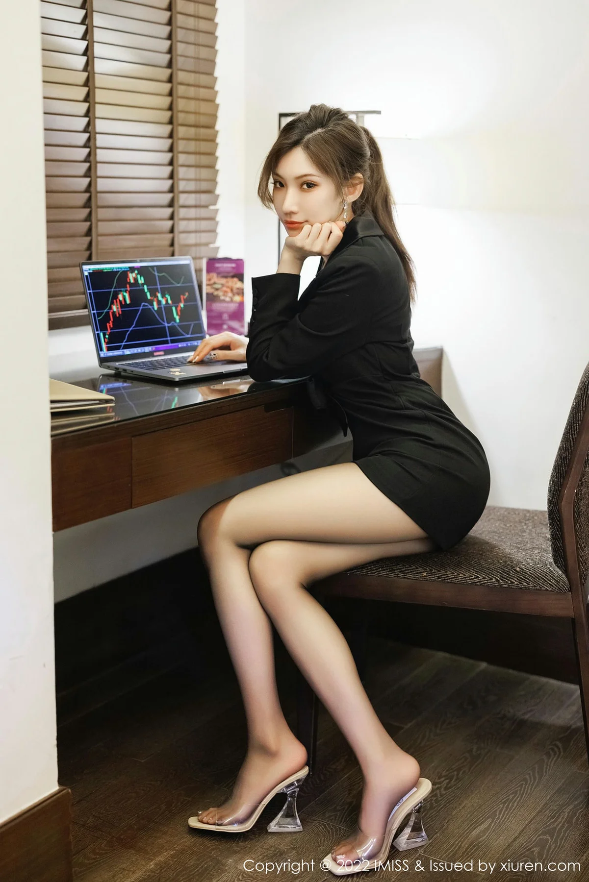 IMiss 爱蜜社 Vol.695 小狐狸Kathryn 黑色职业装性感写真 - 1