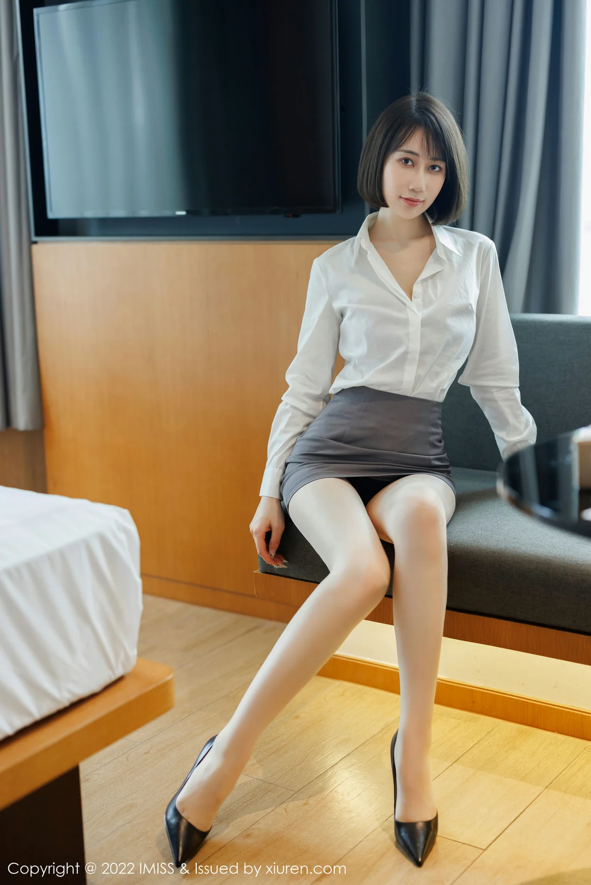 IMiss 爱蜜社 Vol.709 瑞妤 新人首套灰色短裙写真 - 2