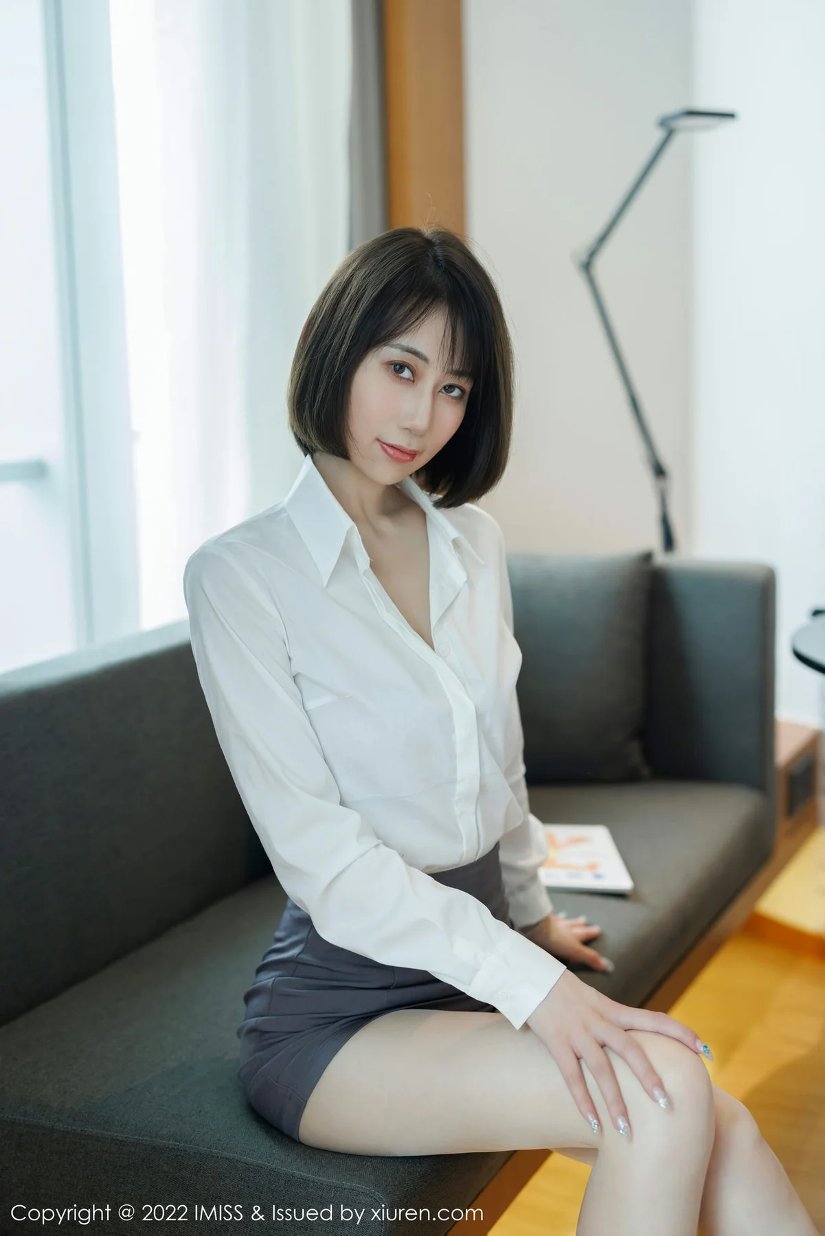 IMiss 爱蜜社 Vol.709 瑞妤 新人首套灰色短裙写真 - 5