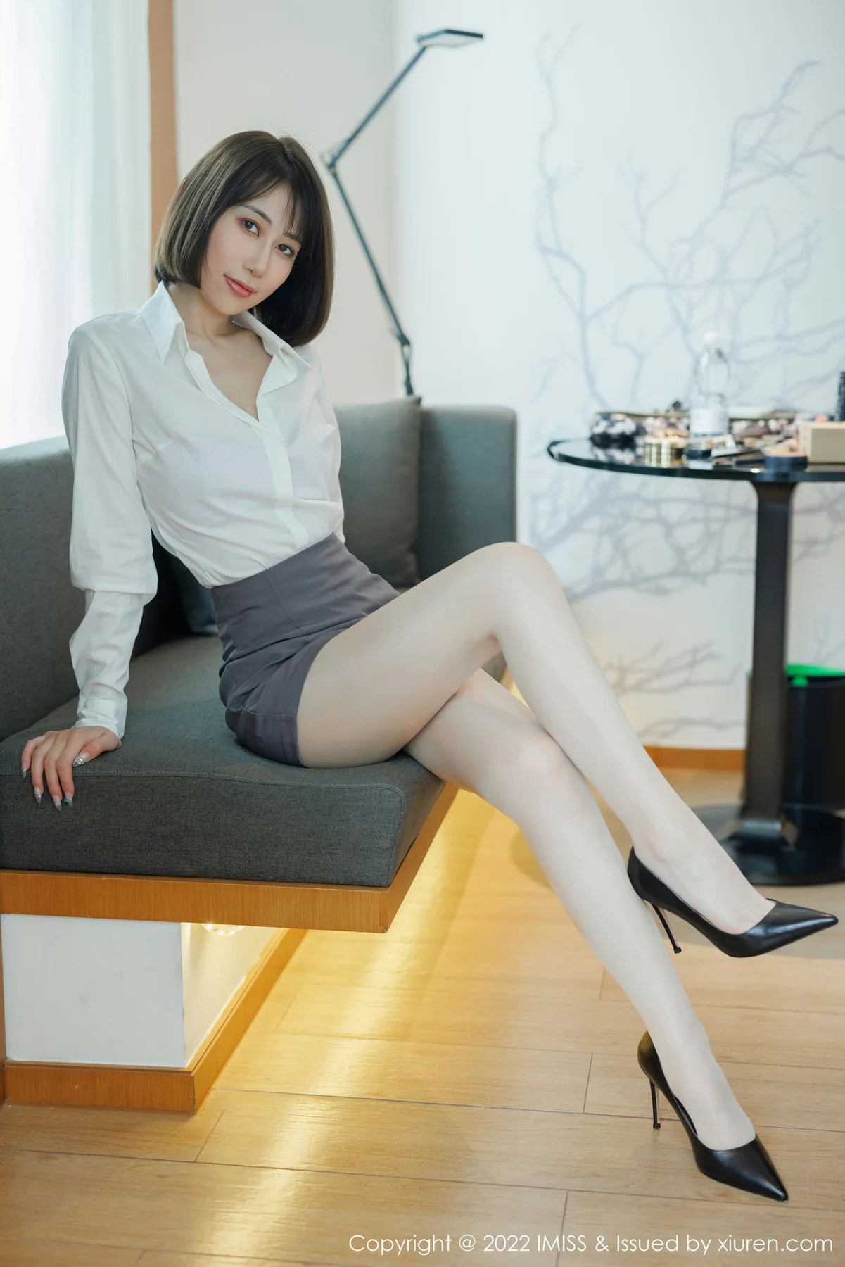 IMiss 爱蜜社 Vol.709 瑞妤 新人首套灰色短裙写真 - 7