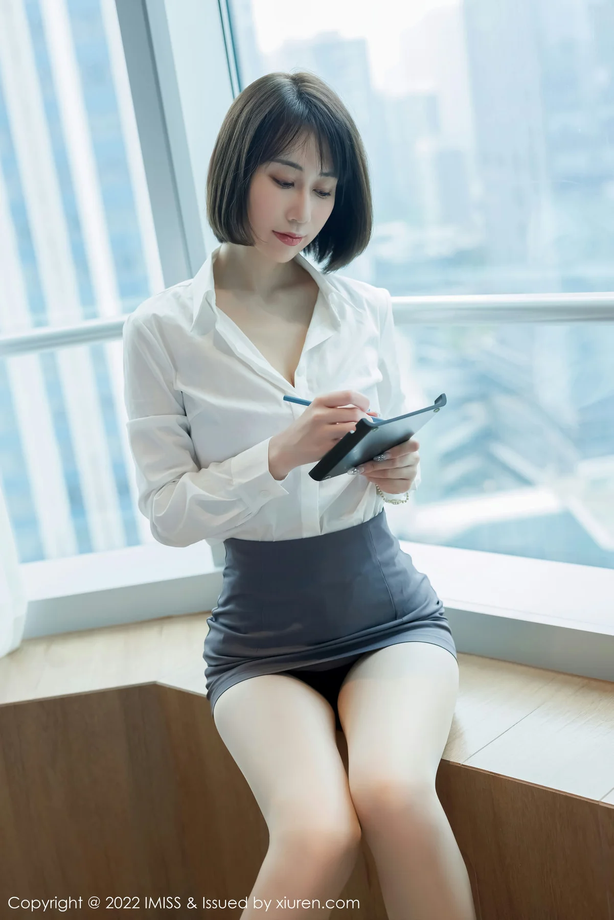 IMiss 爱蜜社 Vol.709 瑞妤 新人首套灰色短裙写真 - 1