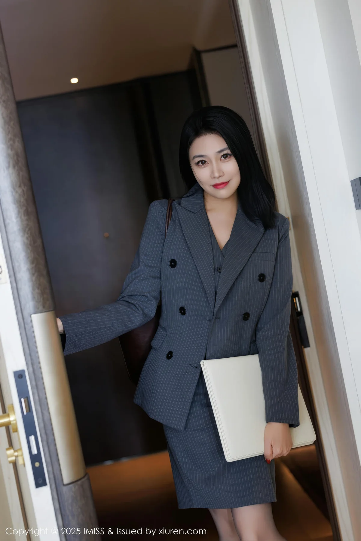 IMiss 爱蜜社 Vol.787 许诺Sabrina 黑丝美腿玉足 - 1