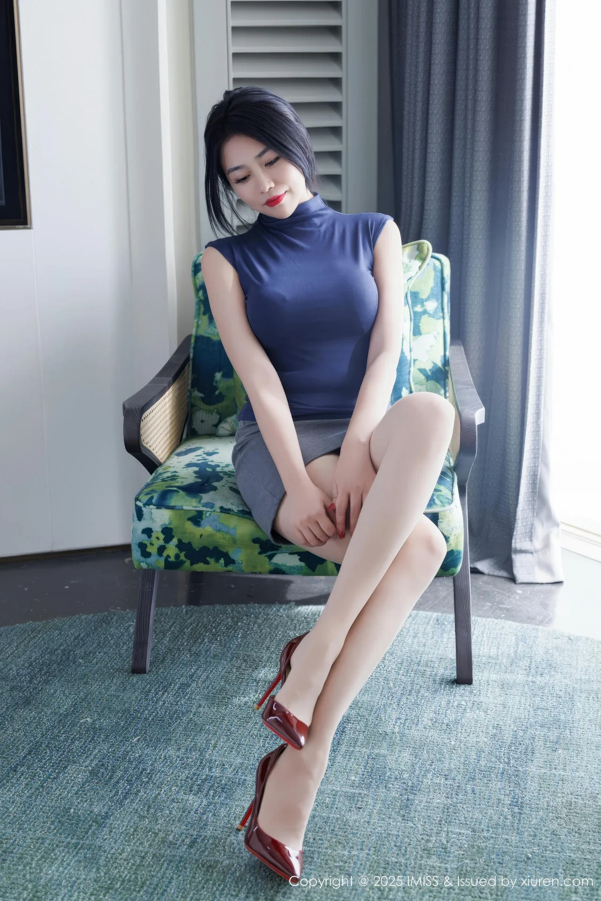 IMiss 爱蜜社 Vol.789 许诺Sabrina 灰色包臀裙写真 - 3