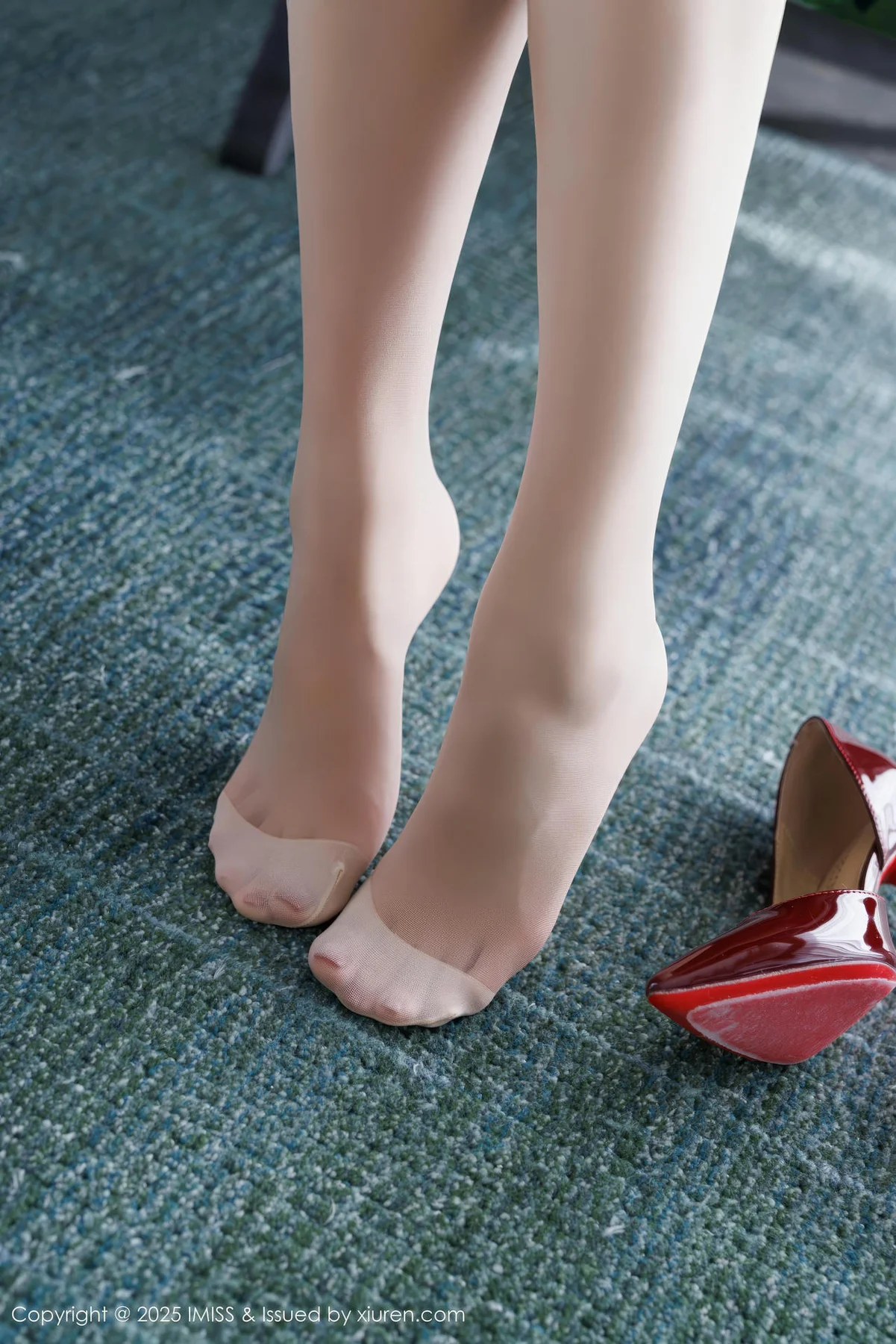 IMiss 爱蜜社 Vol.789 许诺Sabrina 灰色包臀裙写真 - 6