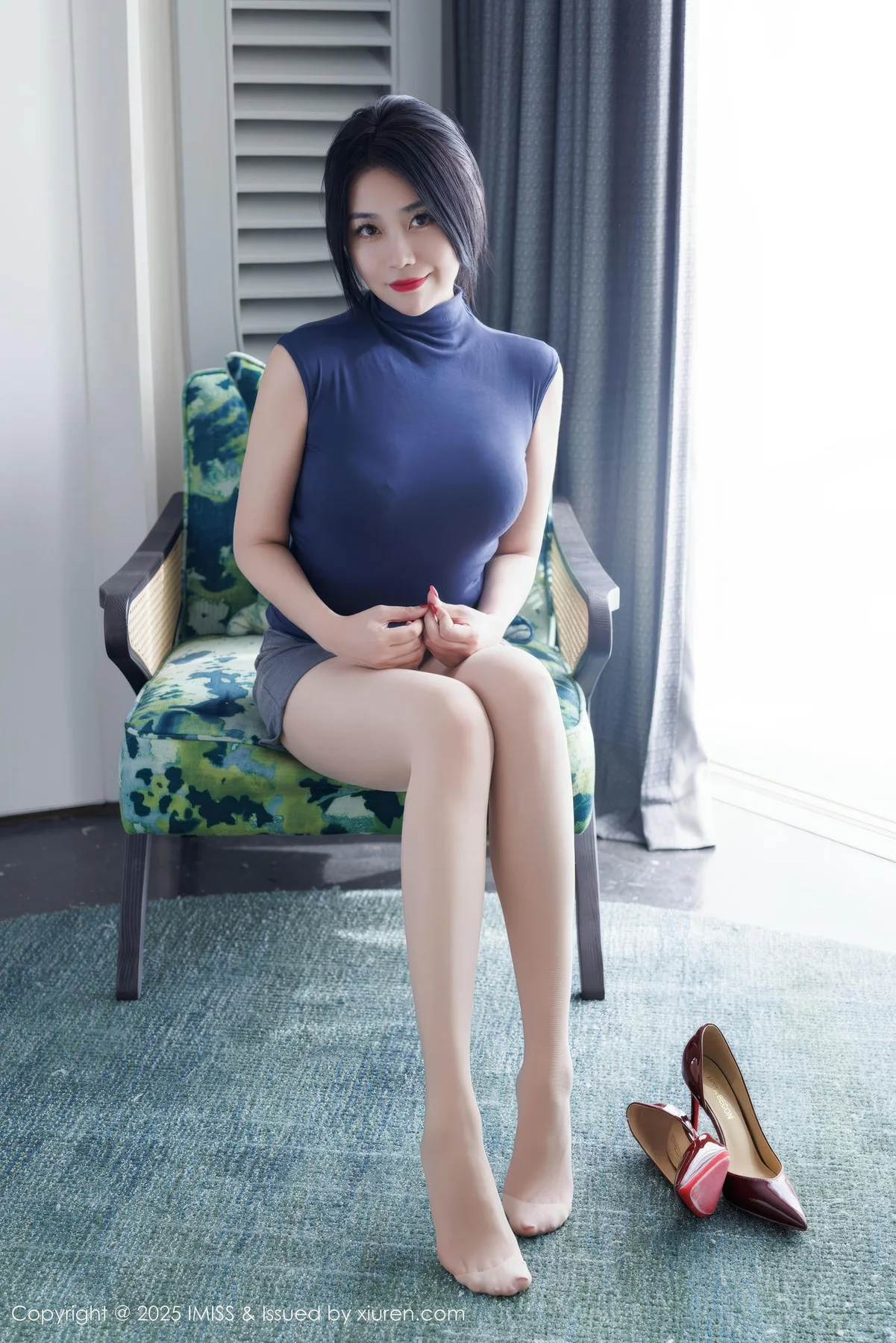 IMiss 爱蜜社 Vol.789 许诺Sabrina 灰色包臀裙写真 - 9