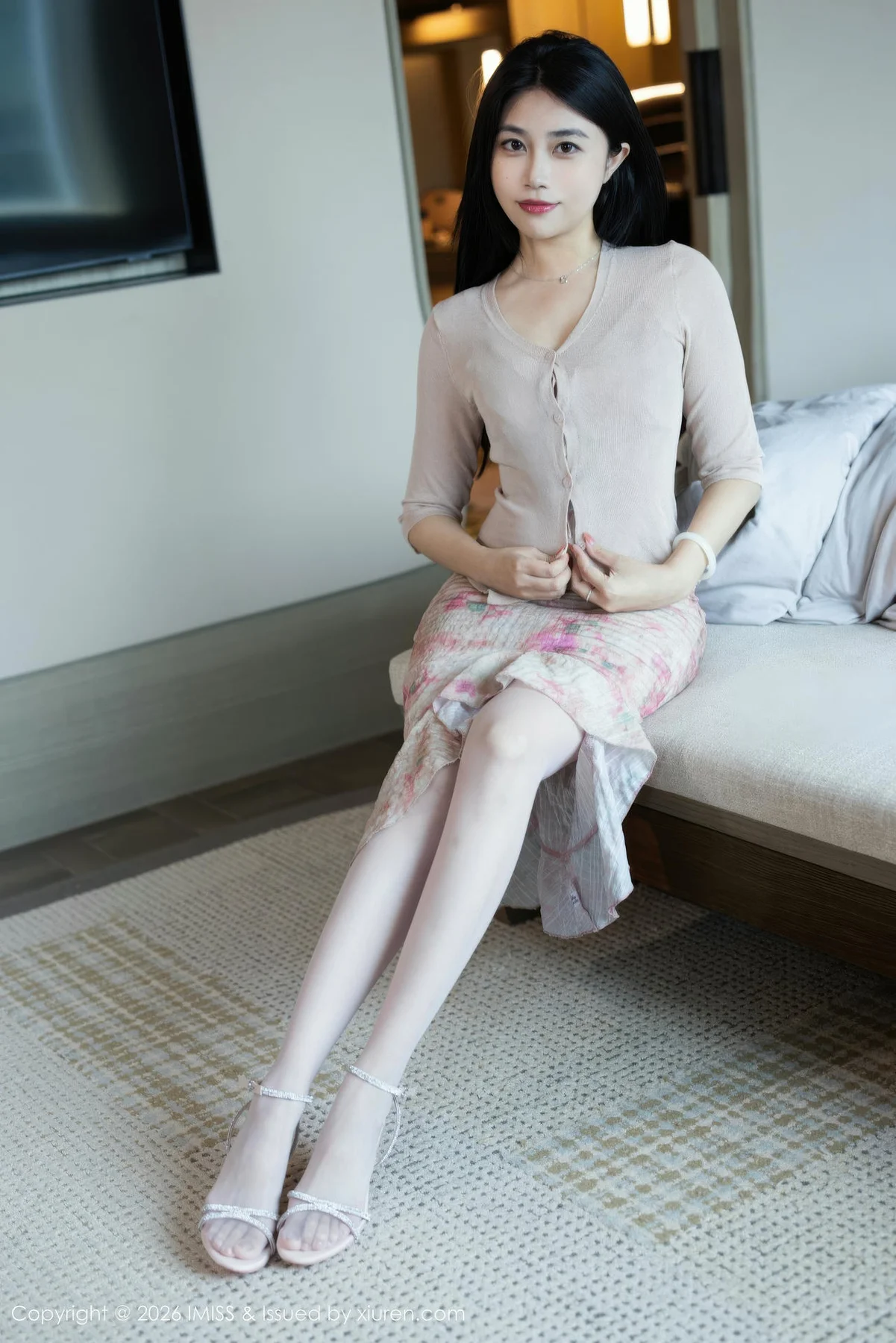 IMiss 爱蜜社 Vol.804 许诺Sabrina 花色裙白色丝袜 - 1