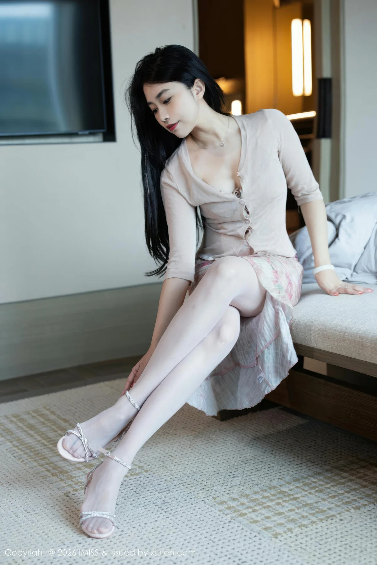 IMiss 爱蜜社 Vol.804 许诺Sabrina 花色裙白色丝袜 - 2