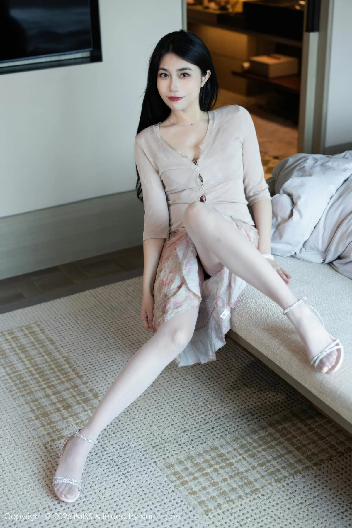 IMiss 爱蜜社 Vol.804 许诺Sabrina 花色裙白色丝袜 - 3