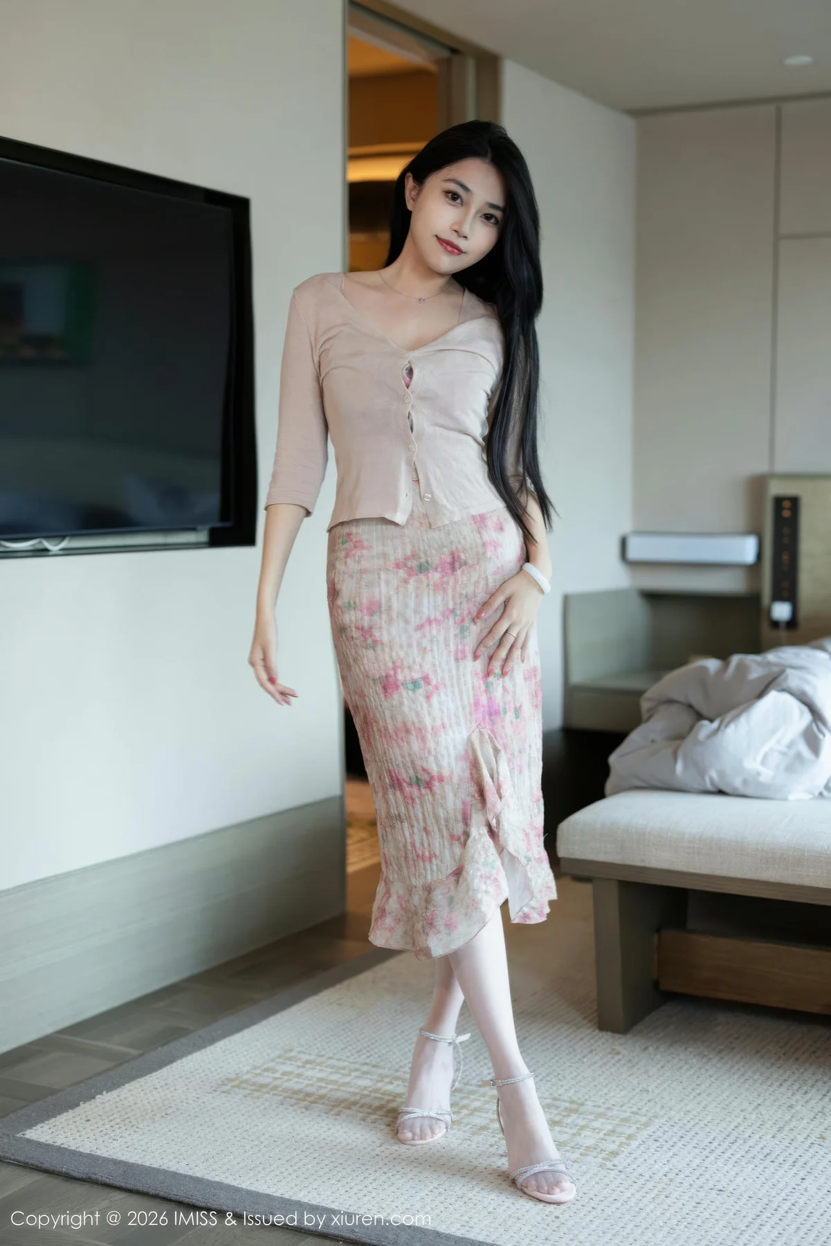 IMiss 爱蜜社 Vol.804 许诺Sabrina 花色裙白色丝袜 - 5