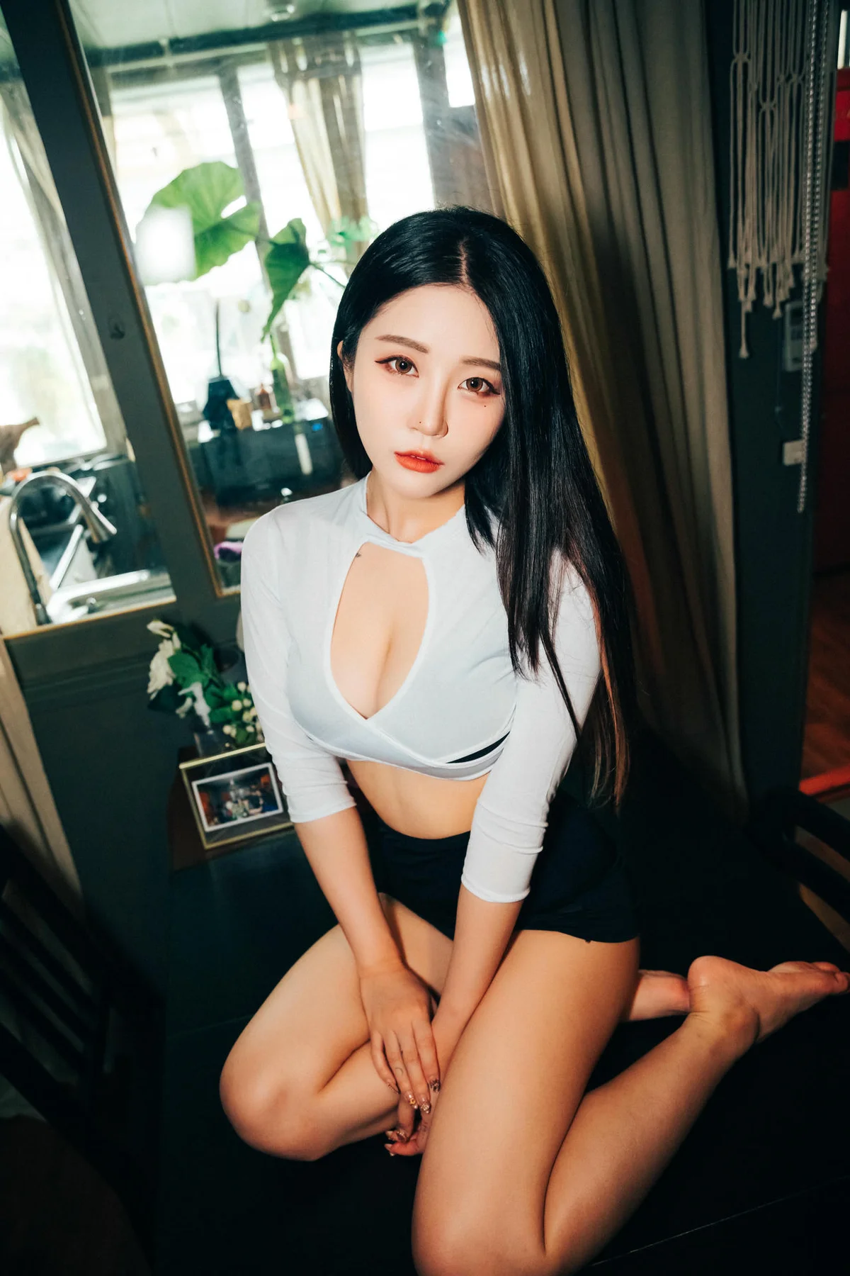 Loozy  No.002 Loozy Bomi爆乳短裙玉足 - 1