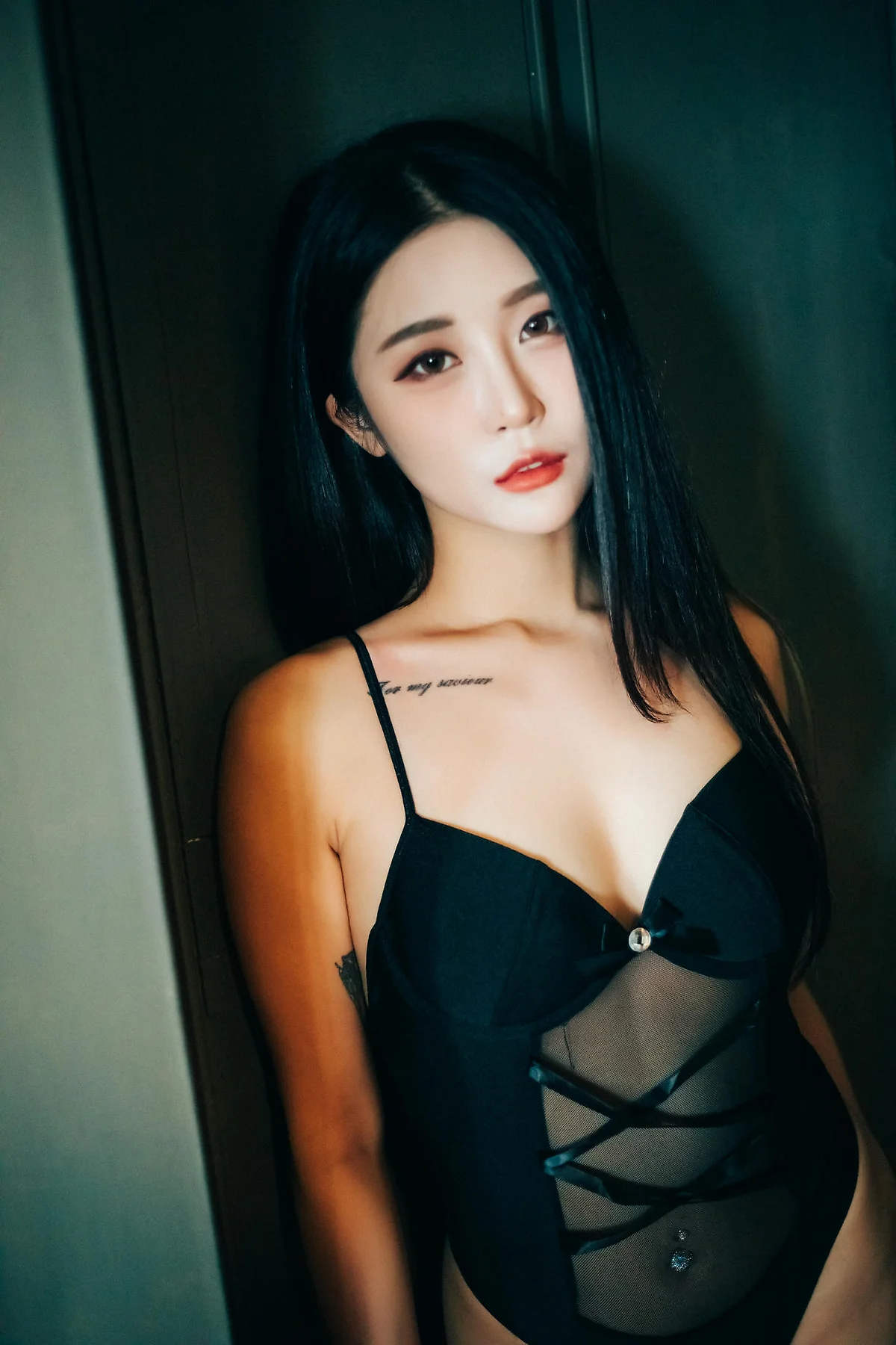 Loozy No.002 Loozy Bomi爆乳短裙玉足 - 1