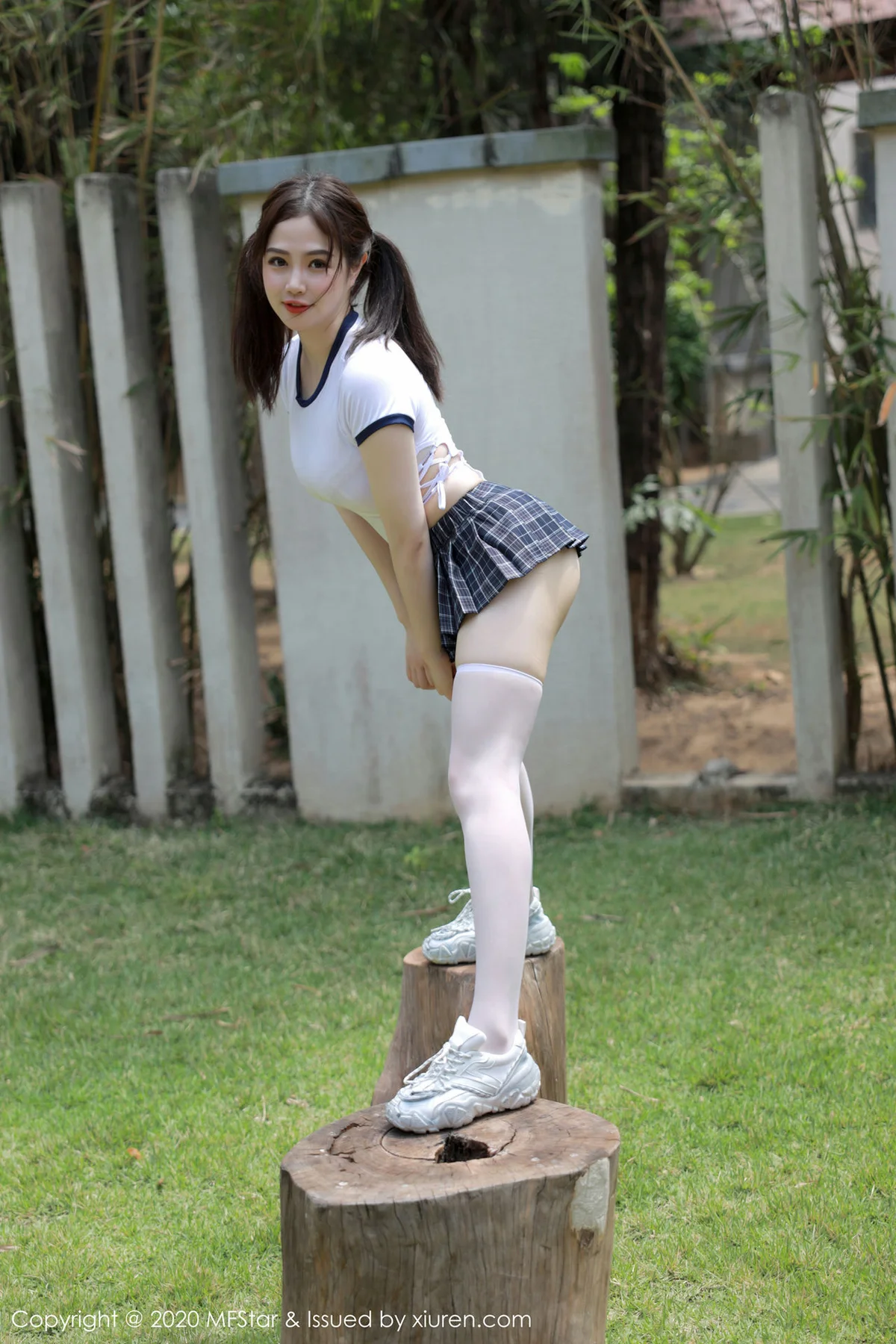 MFStar 模范学院 Vol.305 蛋糕Cake 短裙与筒袜 三亚旅拍写真 - 4