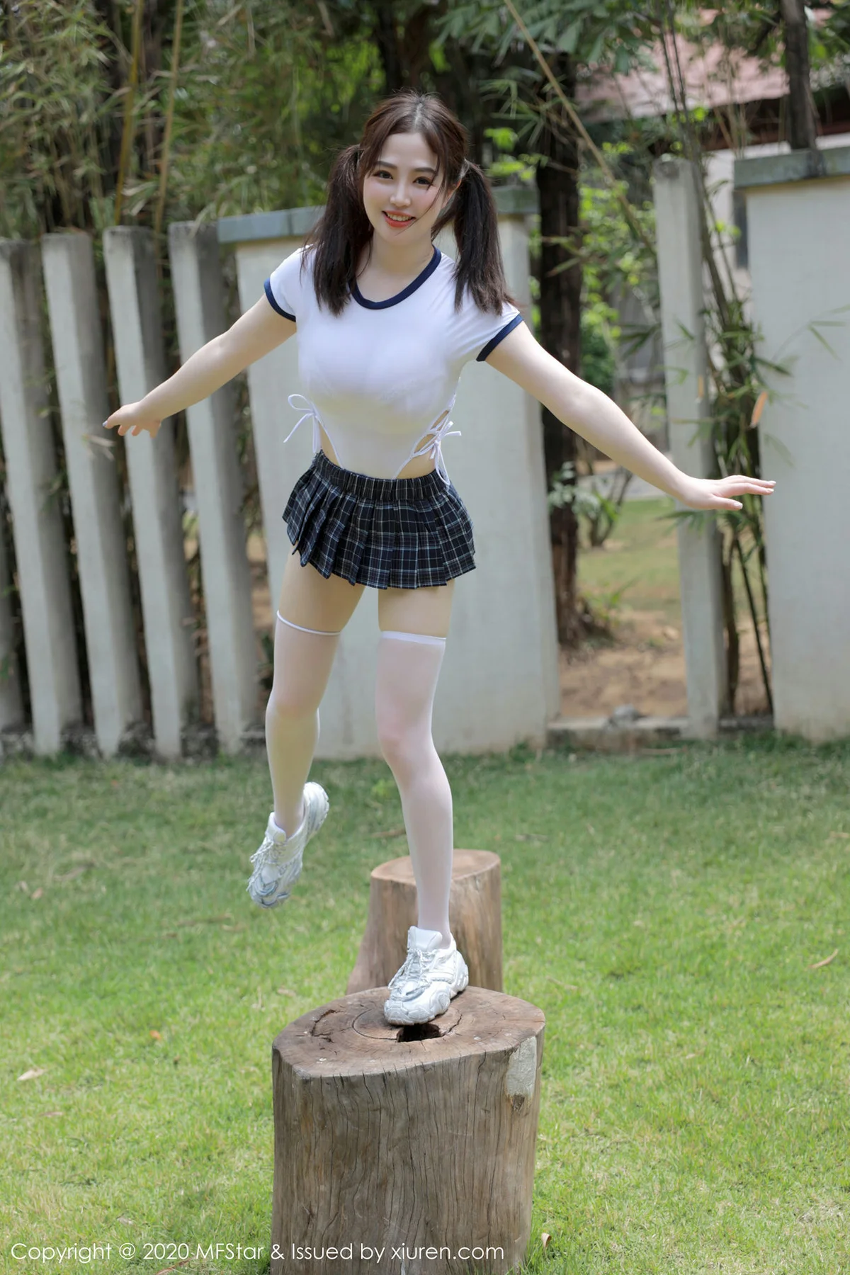 MFStar 模范学院 Vol.305 蛋糕Cake 短裙与筒袜 三亚旅拍写真 - 5