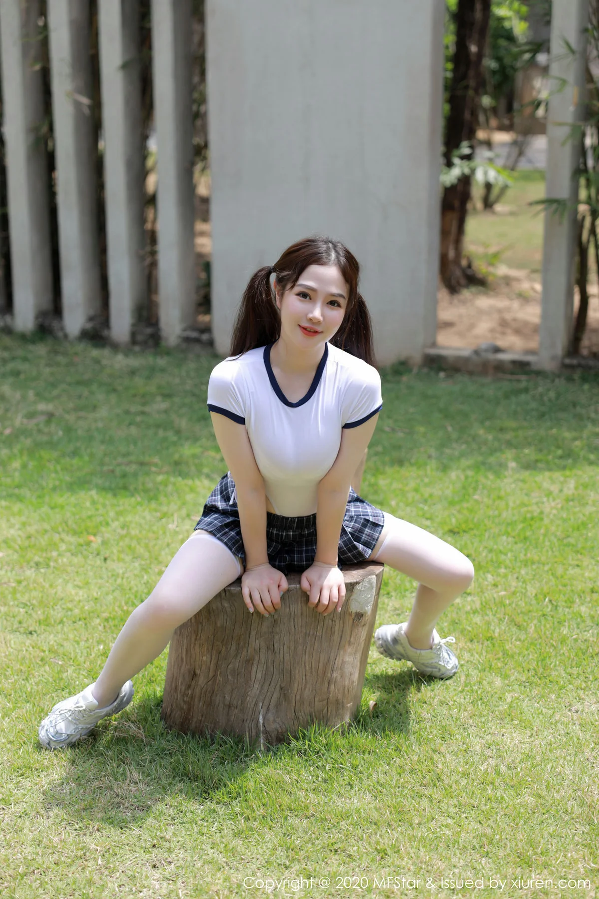 MFStar 模范学院 Vol.305 蛋糕Cake 短裙与筒袜 三亚旅拍写真 - 8