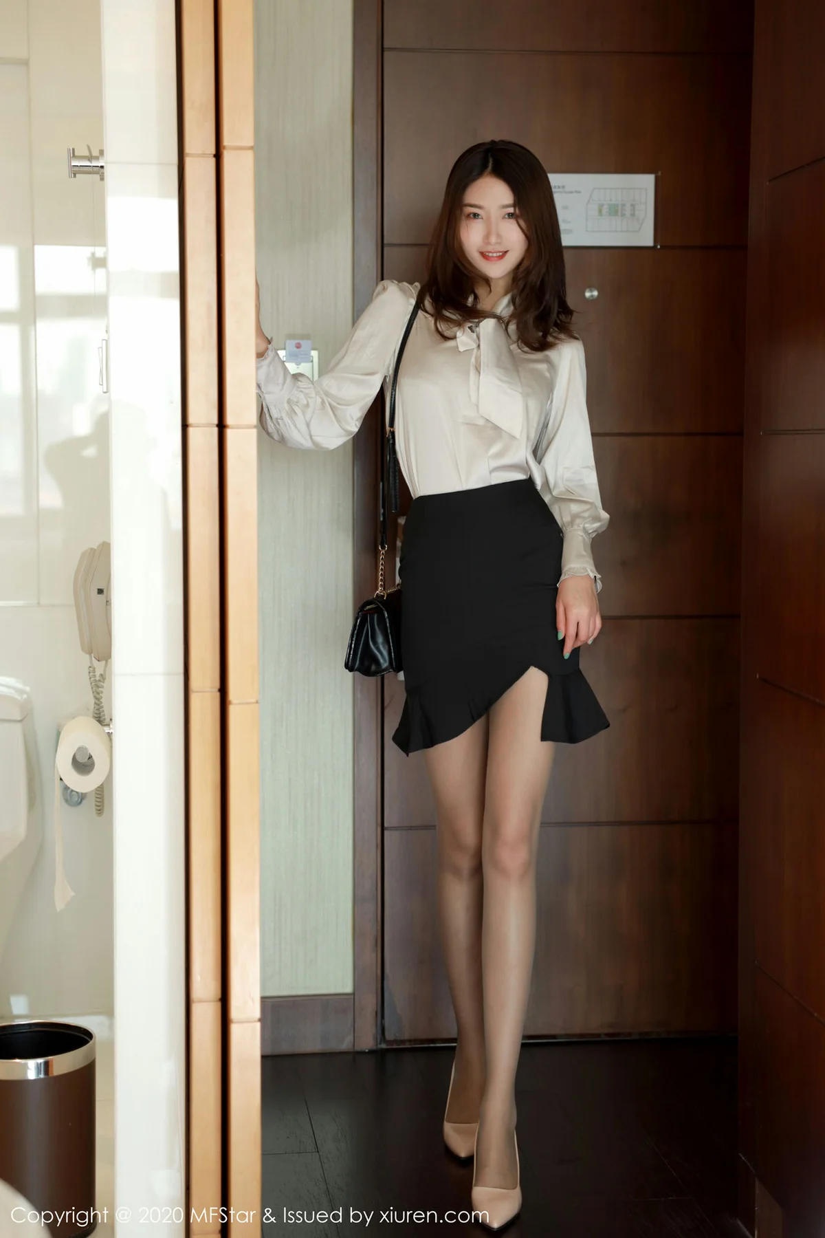 MFStar 模范学院 Vol.328  方子萱 芊芊玉腿第三套写真 - 1