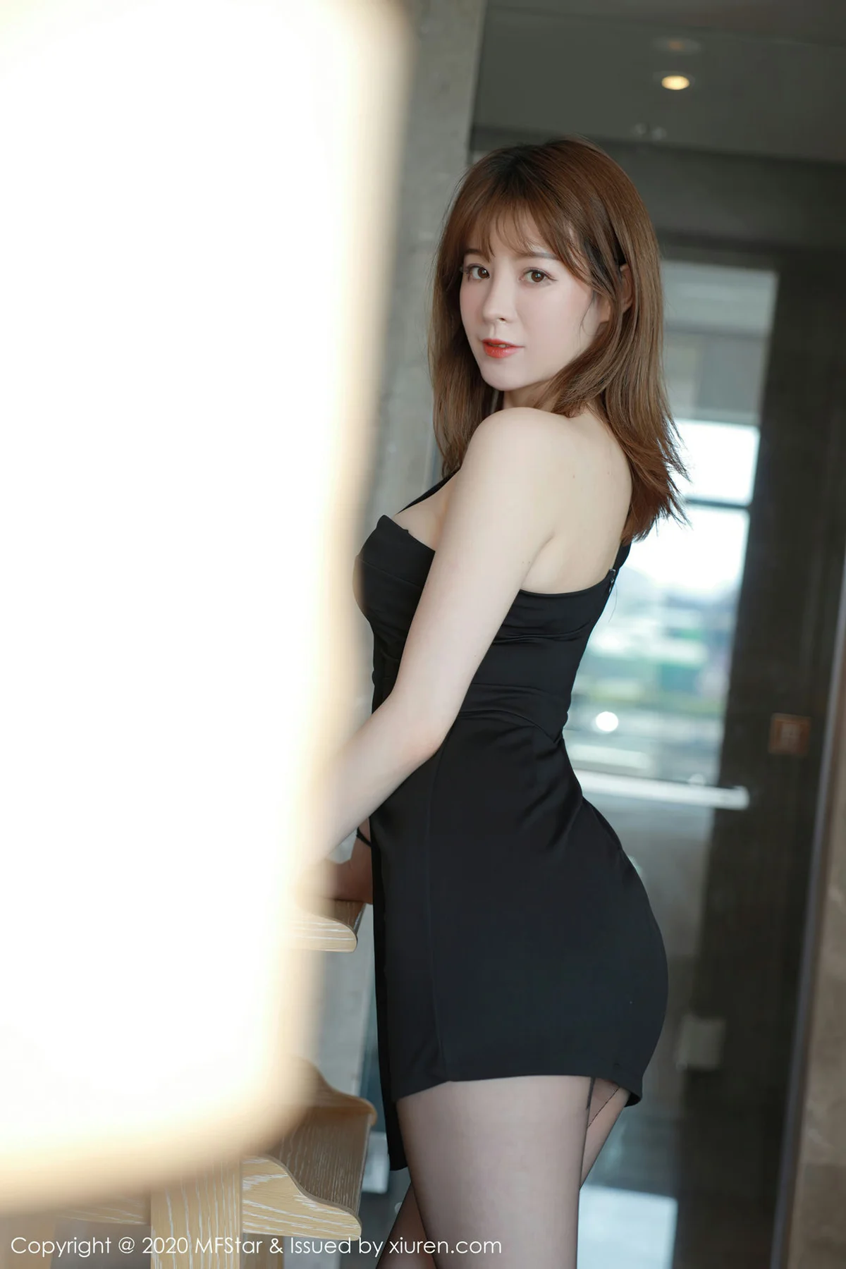 MFStar 模范学院 Vol.405 优优 抹胸礼裙与魅惑黑丝 - 4