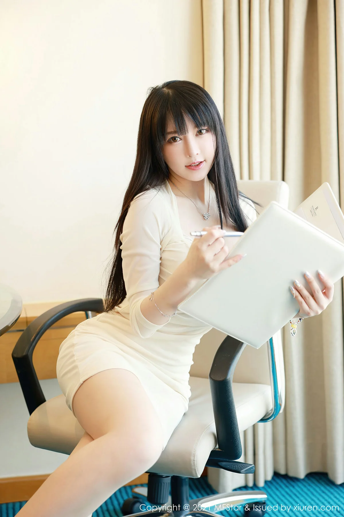 MFStar 模范学院 Vol.472  超低深V 玉兔miki 明艳短裙写真 - 3