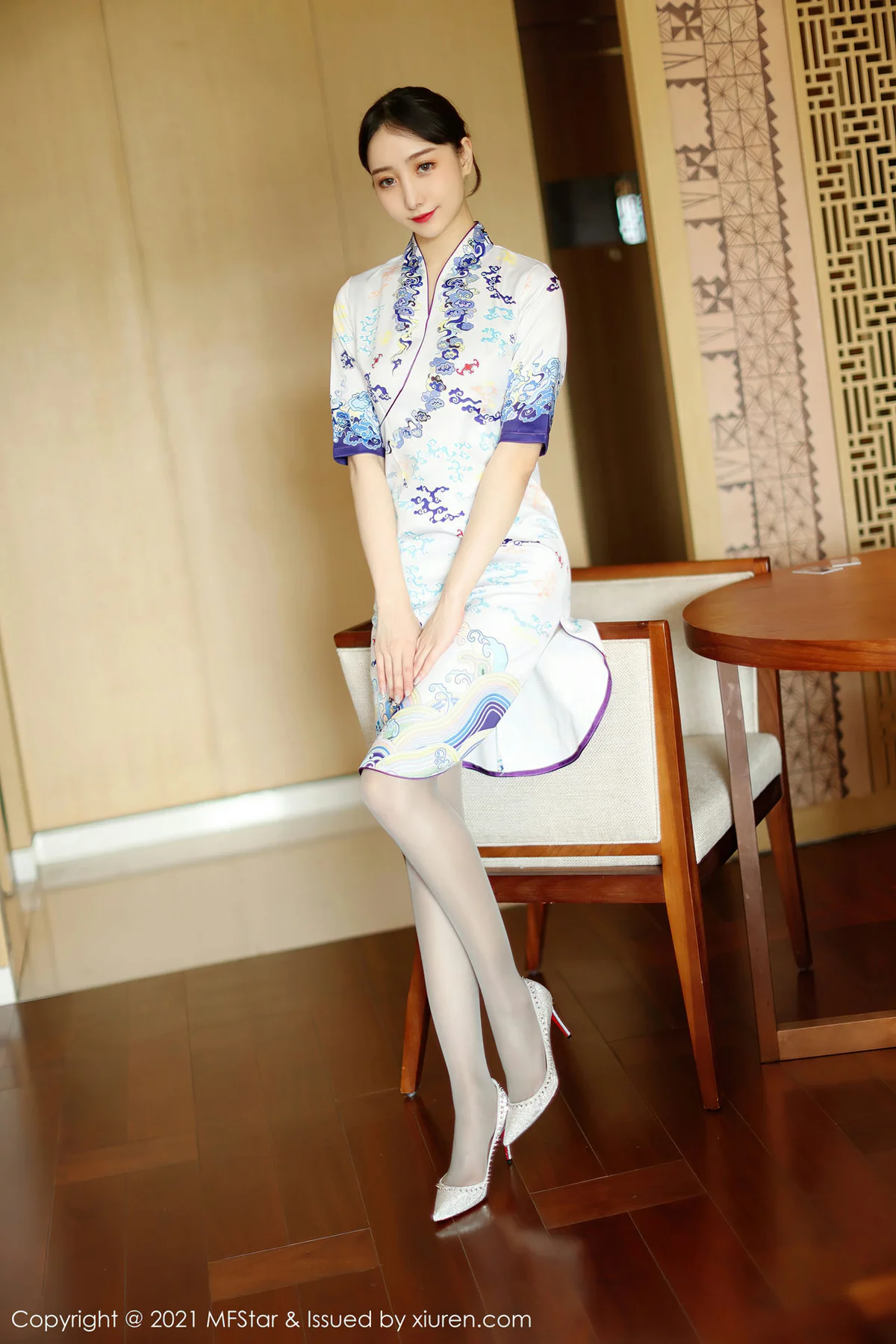 MFStar 模范学院 Vol.490 水水er 旗袍与现代丝袜丽江旅拍写真 - 1