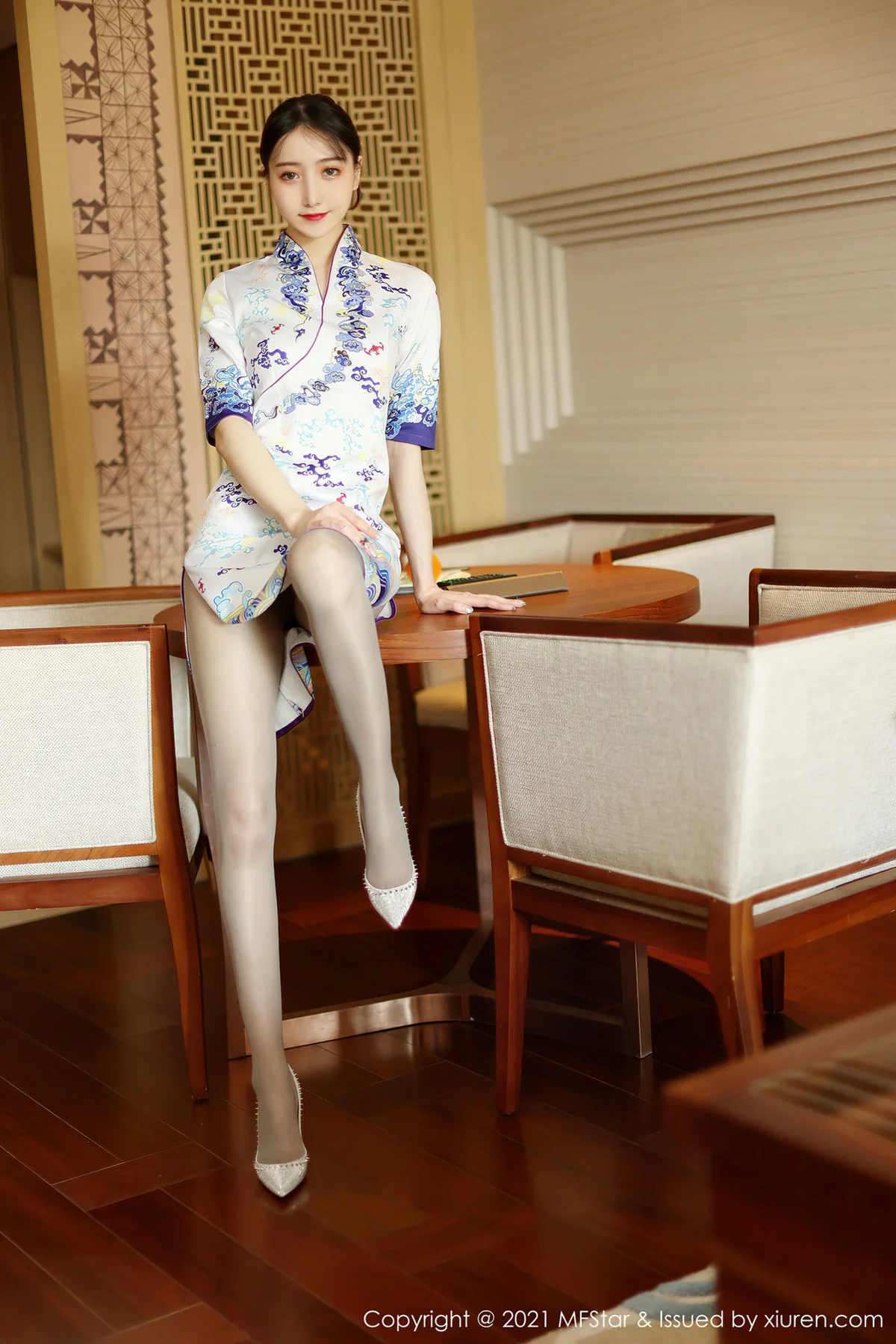 MFStar 模范学院 Vol.490 水水er 旗袍与现代丝袜丽江旅拍写真 - 9