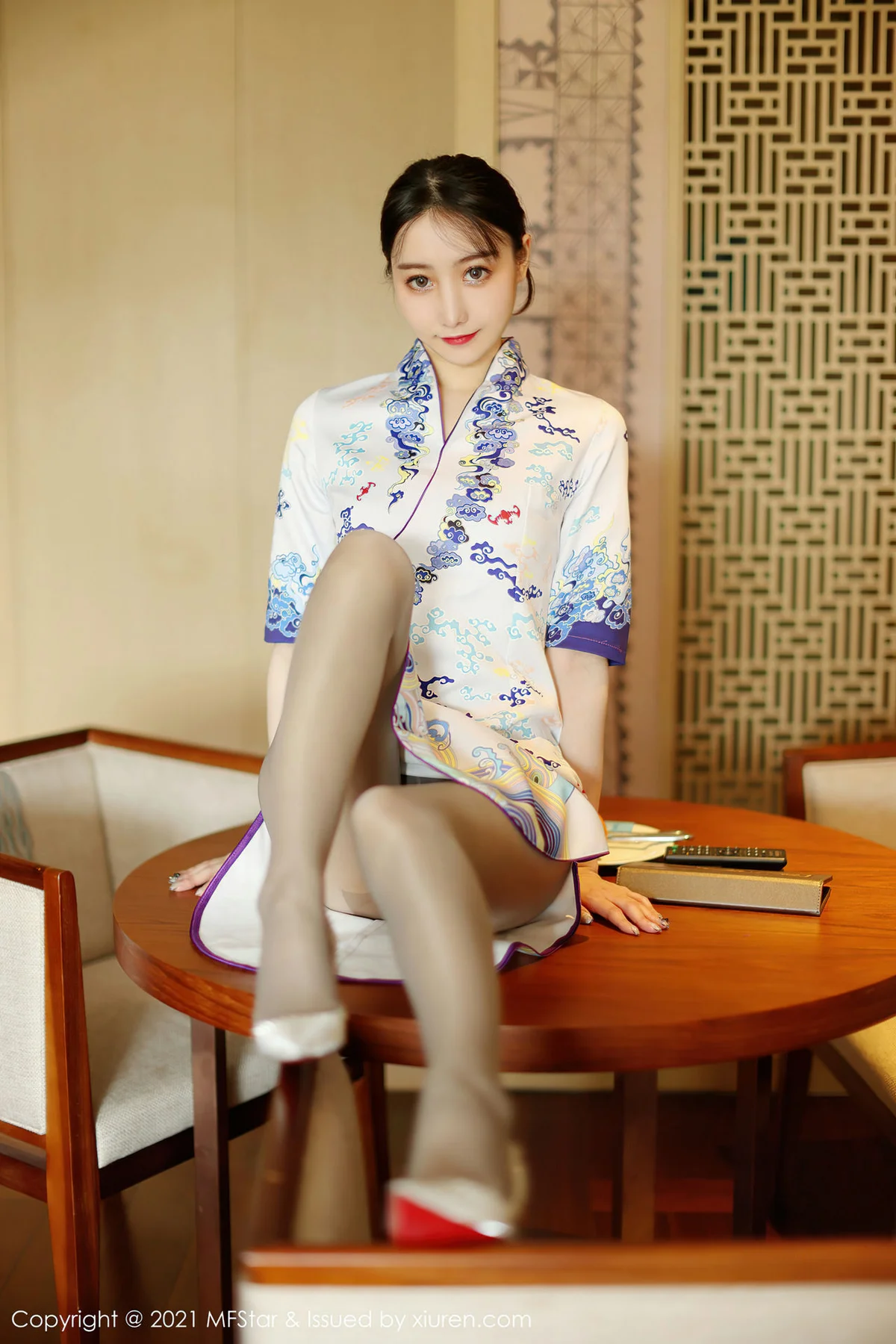 MFStar 模范学院 Vol.490 水水er 旗袍与现代丝袜丽江旅拍写真 - 10