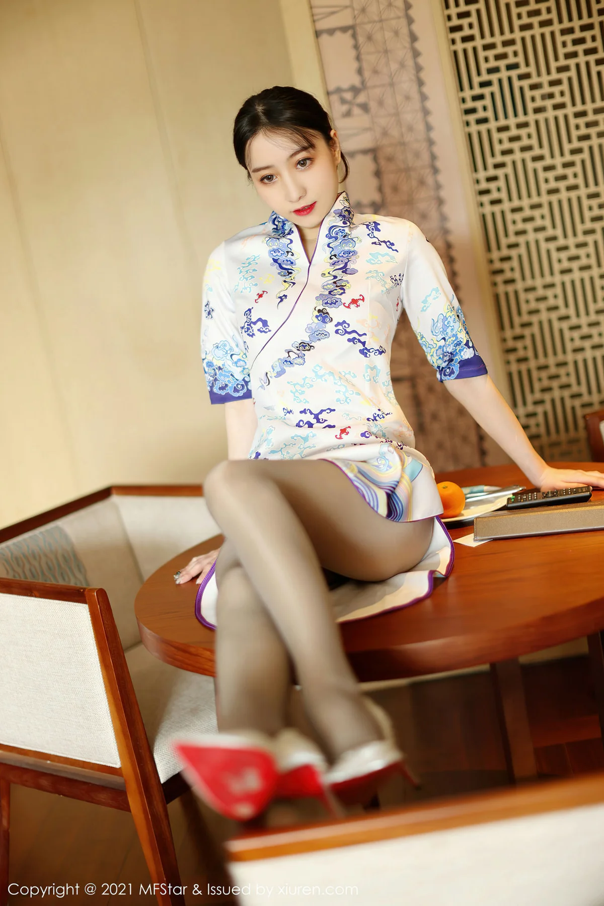 MFStar 模范学院 Vol.490 水水er 旗袍与现代丝袜丽江旅拍写真 - 1