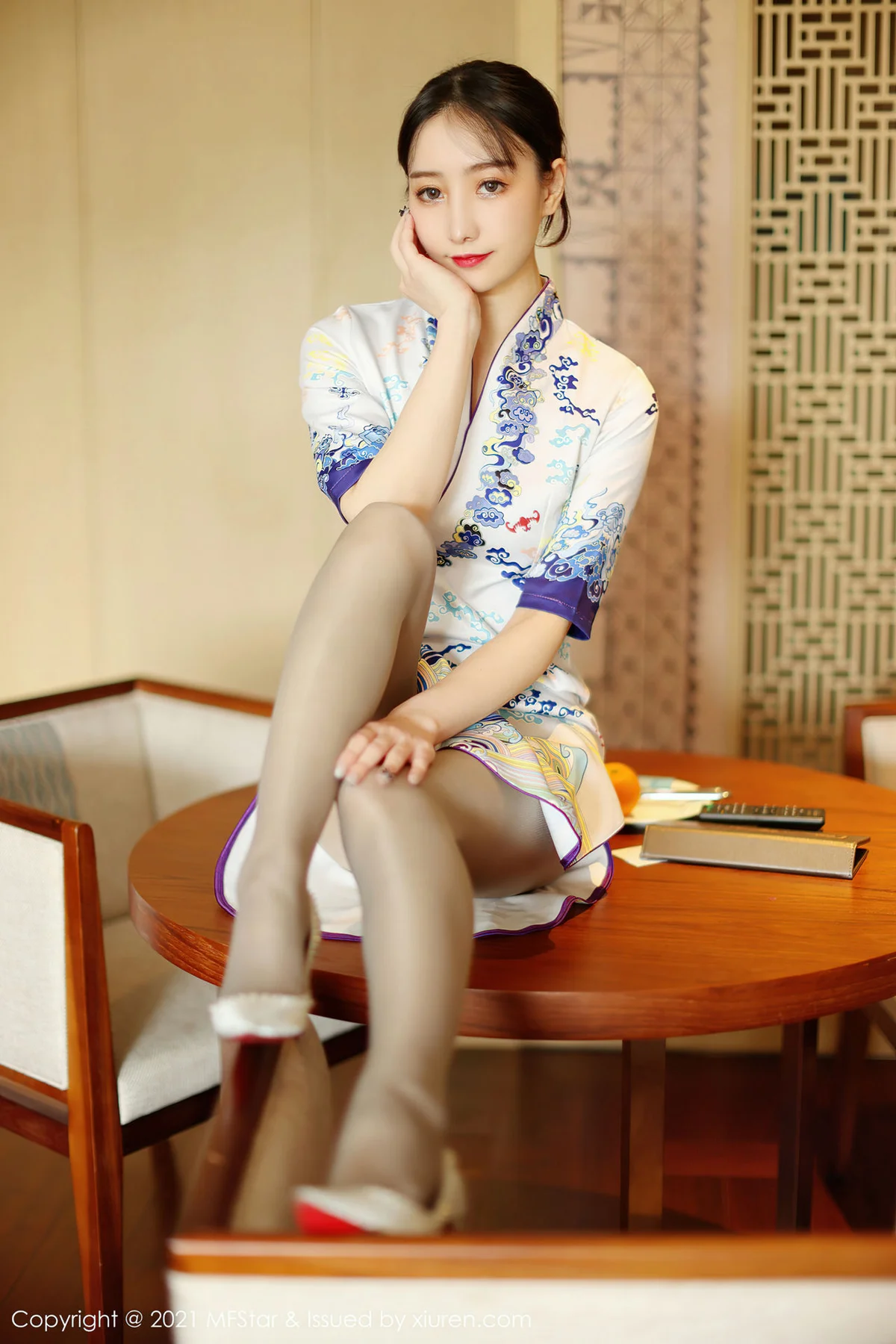 MFStar 模范学院 Vol.490 水水er 旗袍与现代丝袜丽江旅拍写真 - 2