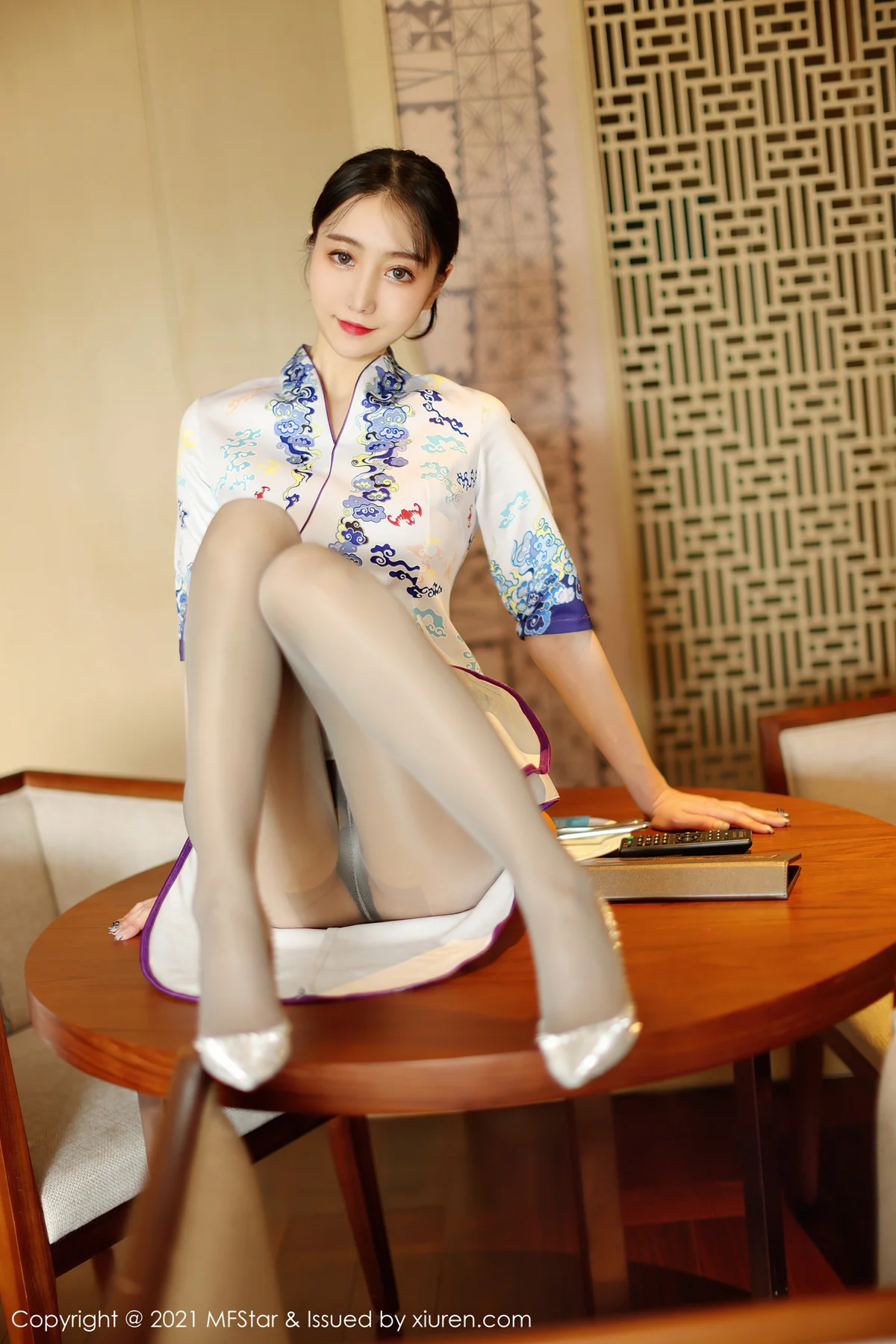 MFStar 模范学院 Vol.490 水水er 旗袍与现代丝袜丽江旅拍写真 - 3