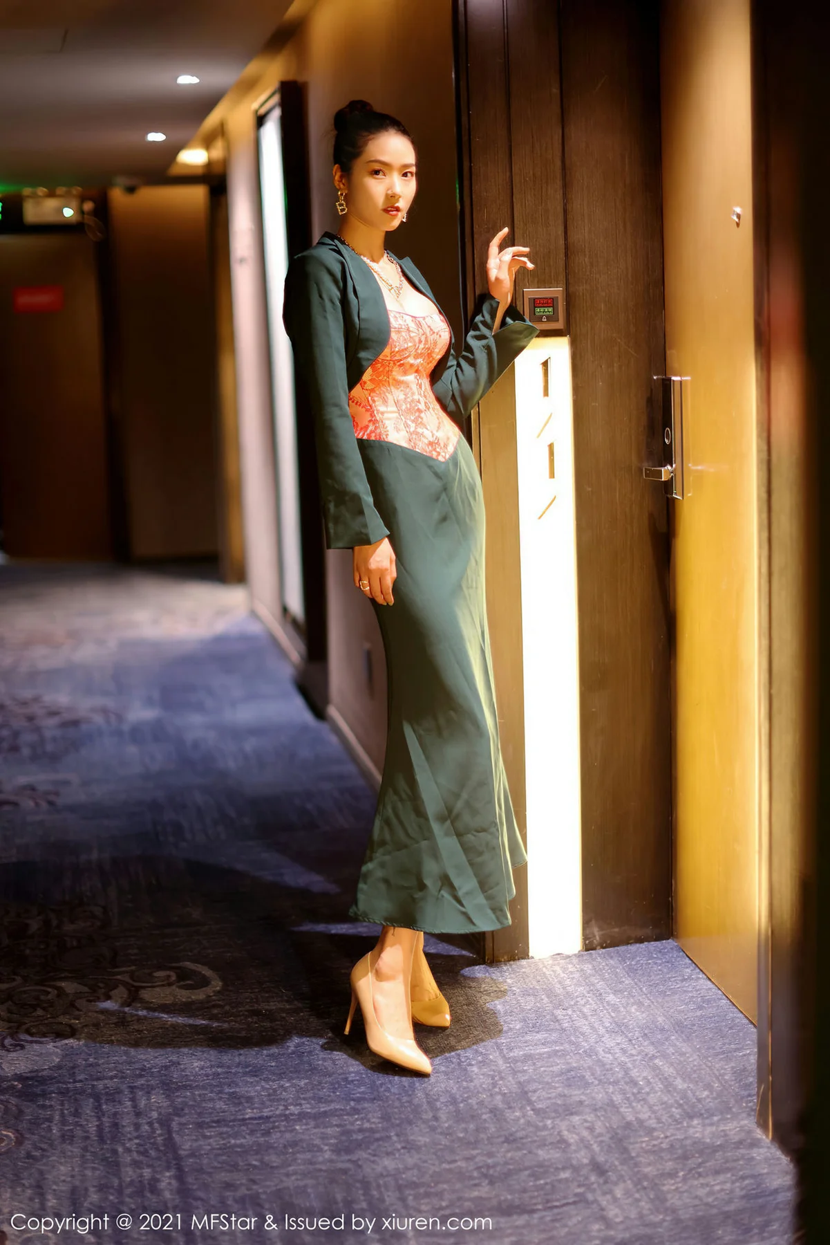 MFStar 模范学院 Vol.500 抹胸礼裙 方子萱 性感写真 - 1