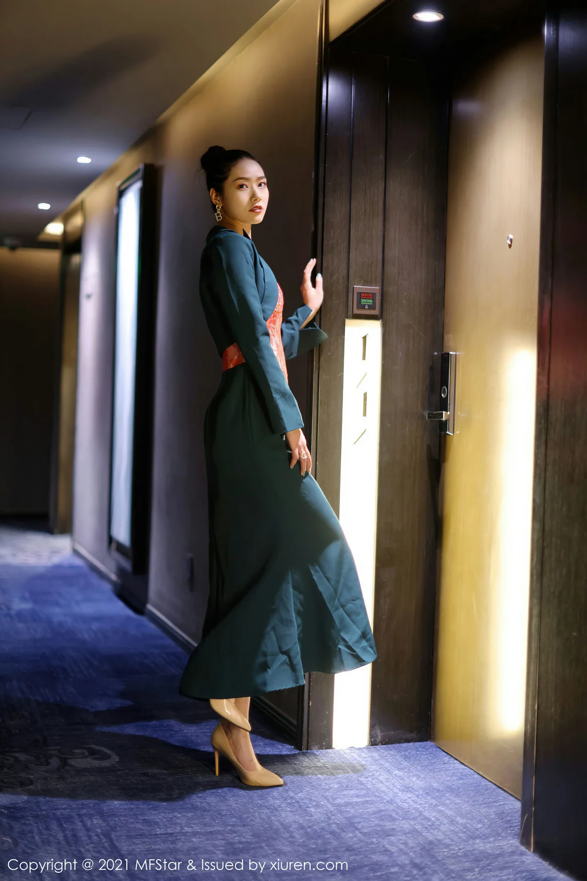 MFStar 模范学院 Vol.500 抹胸礼裙 方子萱 性感写真 - 4