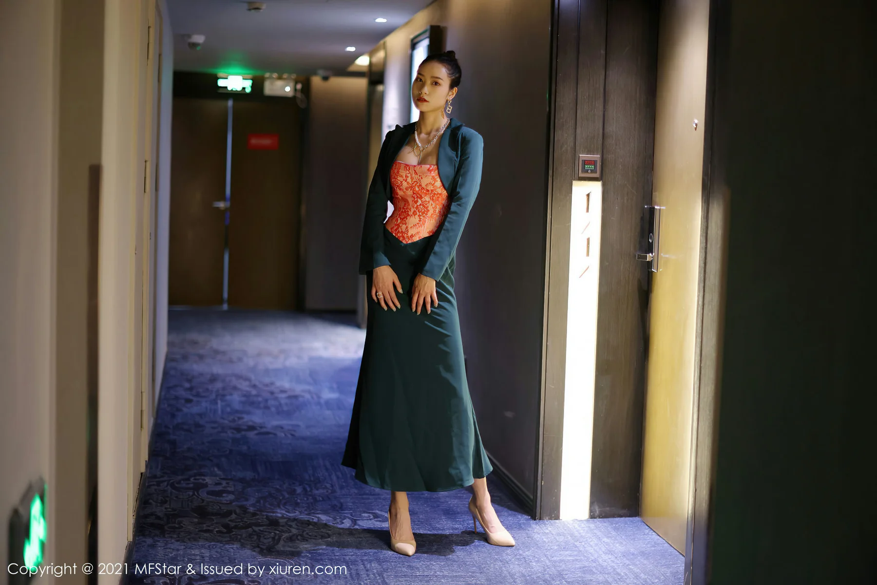 MFStar 模范学院 Vol.500 抹胸礼裙 方子萱 性感写真 - 5