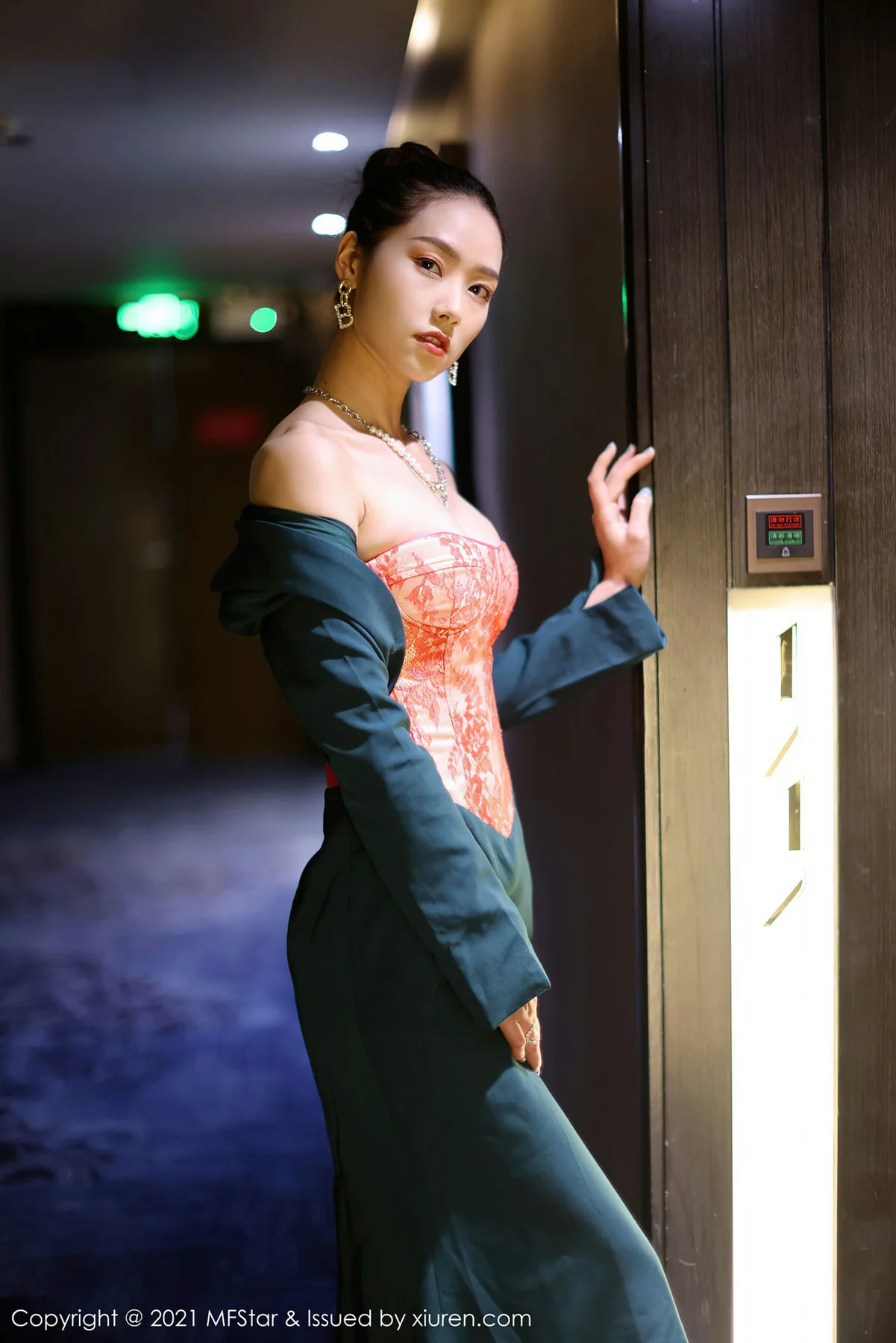 MFStar 模范学院 Vol.500 抹胸礼裙 方子萱 性感写真 - 7