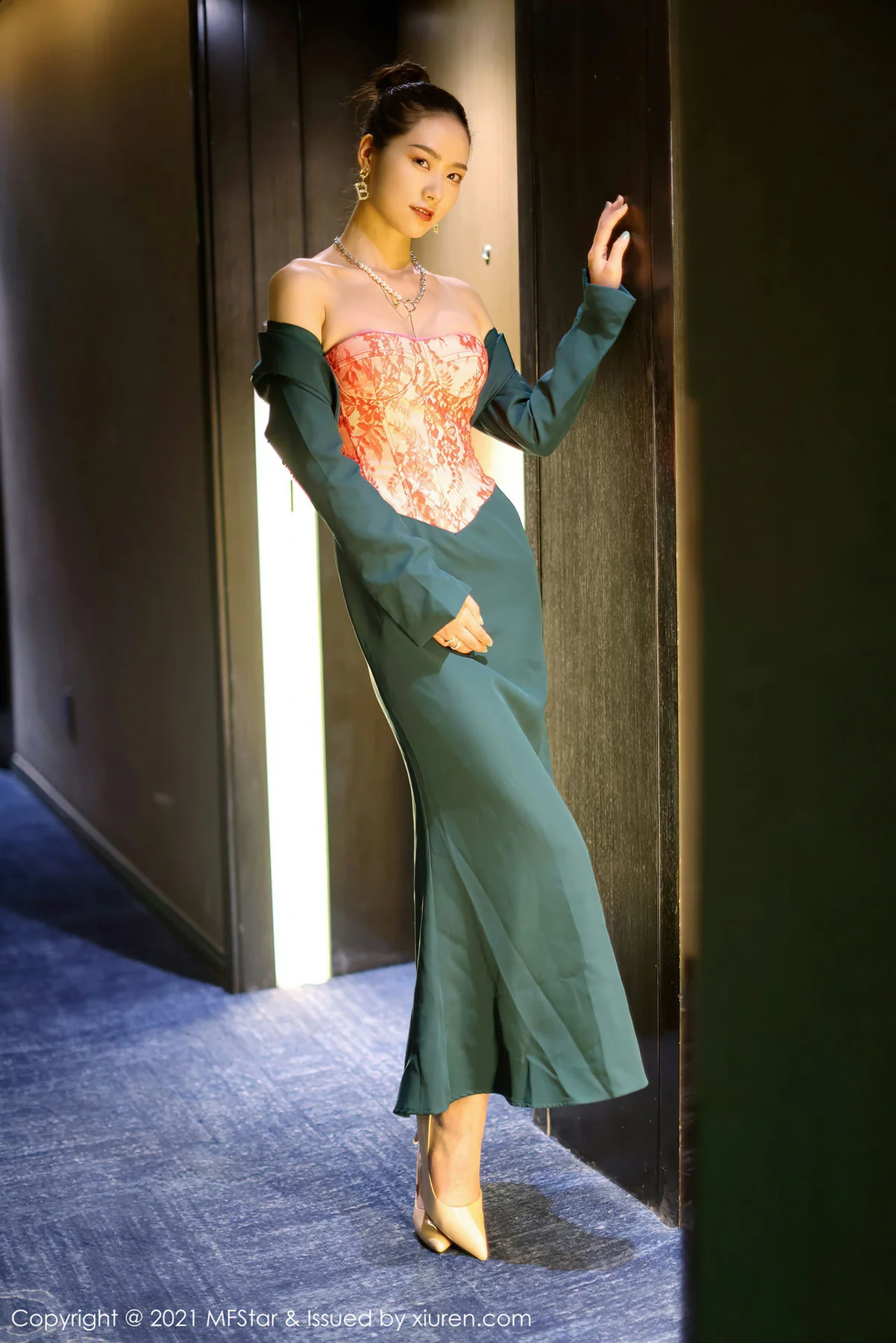 MFStar 模范学院 Vol.500 抹胸礼裙 方子萱 性感写真 - 9