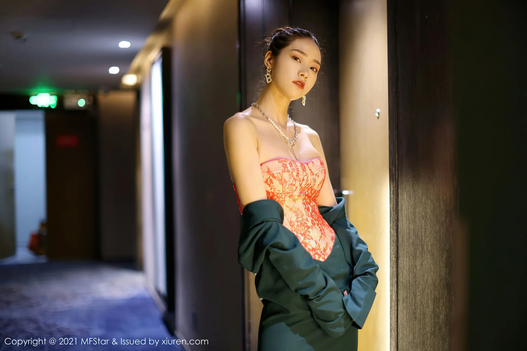 MFStar 模范学院 Vol.500 抹胸礼裙 方子萱 性感写真 - 7