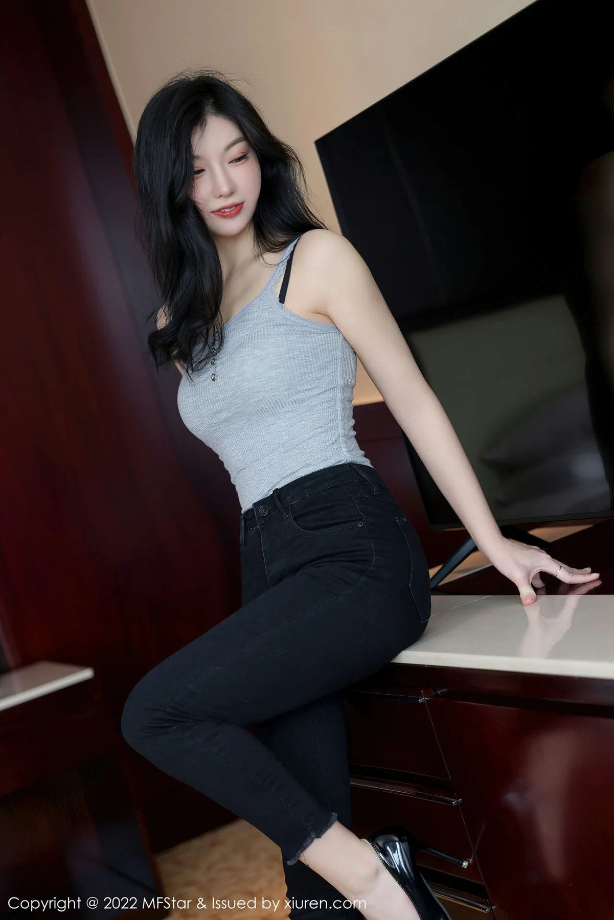 MFStar 模范学院 Vol.557 黑色内衣 人间荒糖 性感写真 - 1