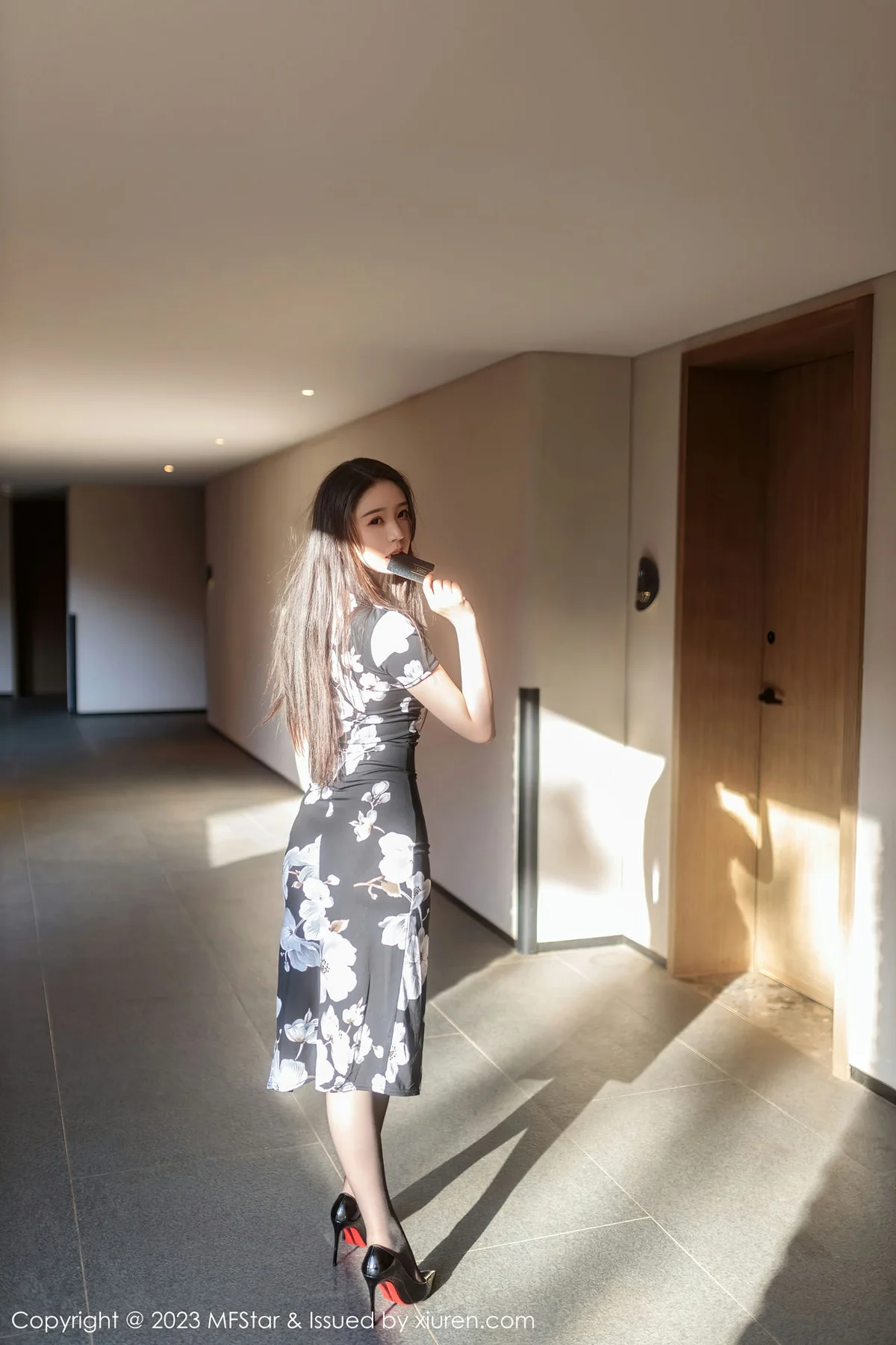 MFStar 模范学院 Vol.630 小波多 黑色带图案旗袍性感写真 - 1